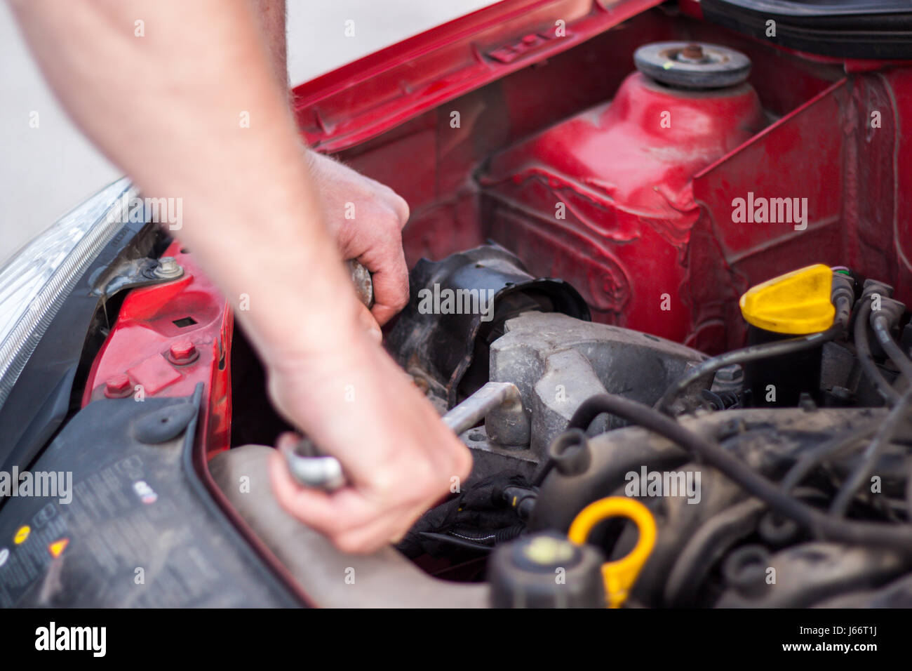 Raised the hood of the car, the car remained out of order, the master