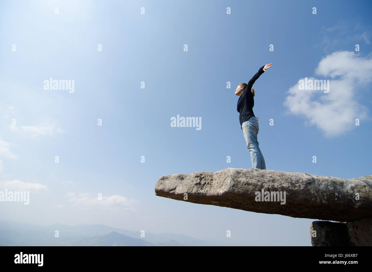 канатоходец небоскребы. каньон назаре португалия. покорение вершины. горы. человек на горе.