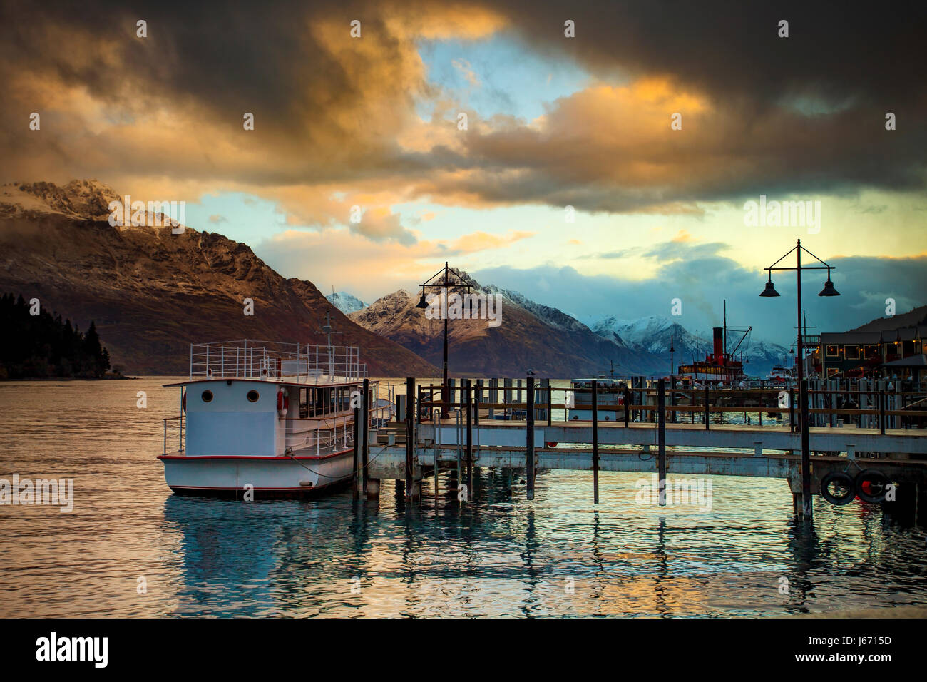 beautiful scenic of lake wakatipu queenstown south island new zealand ...