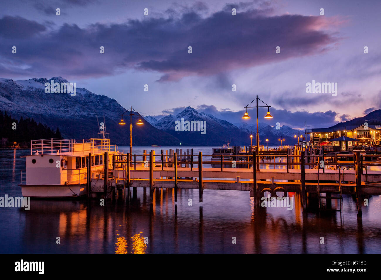beautiful scenic of lake wakatipu queenstown south island new zealand ...