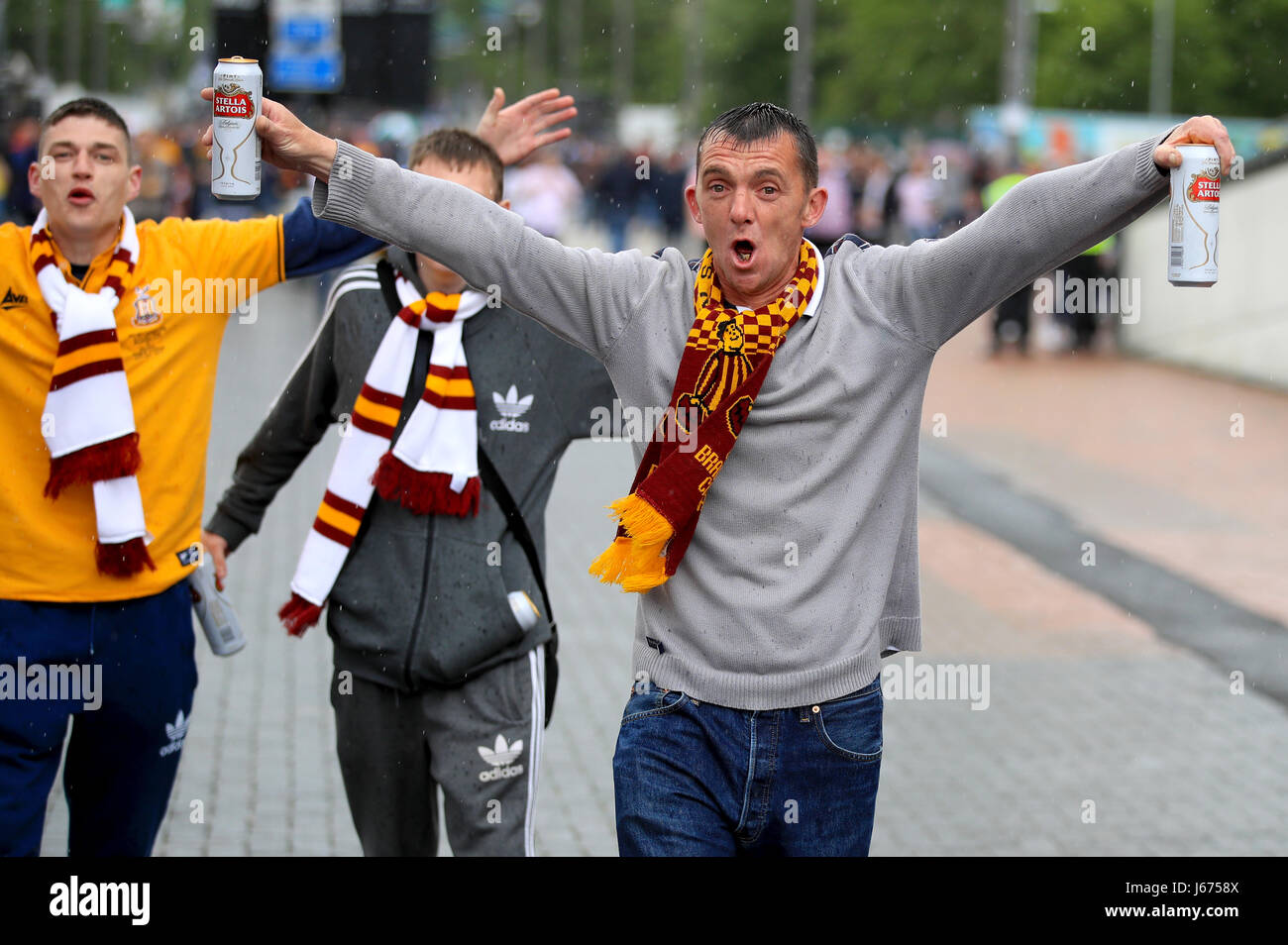Bradford city fans arriving hires stock photography and images Alamy(02)