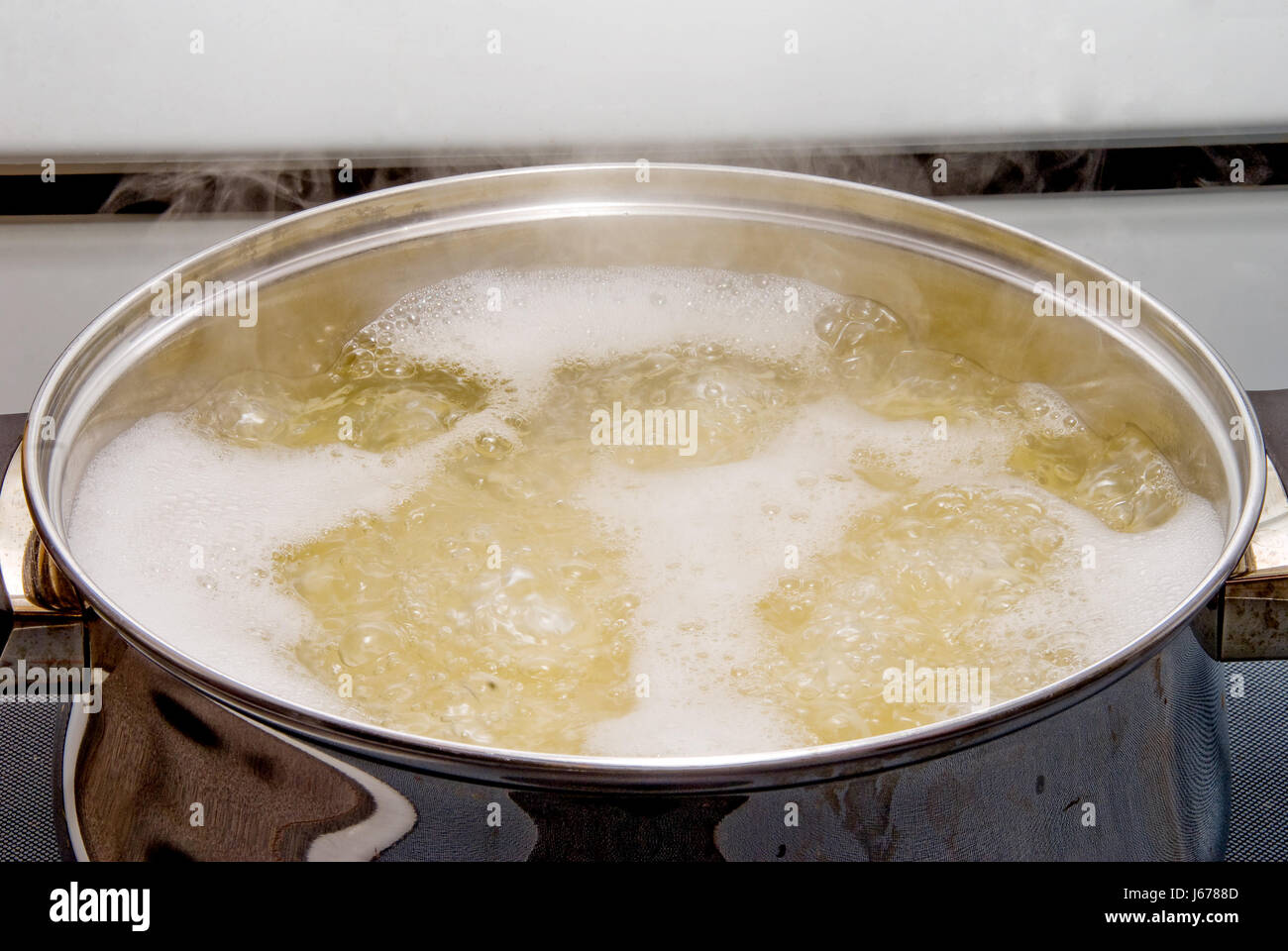 food aliment boil cooks boiling cooking spaghetti noodles diet pasta