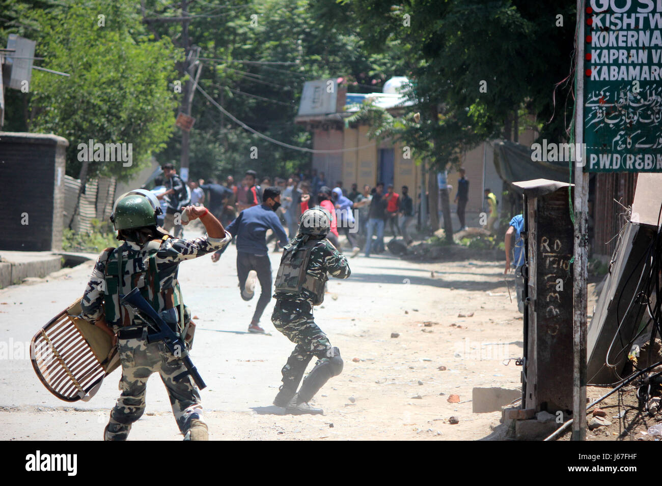Anantnag, India. 19th May, 2017. Policeman chased Stone- pelters during clashes in Anantnag after Friday Prayers. Credit: Muneeb Ul Islam/Pacific Press/Alamy Live News Stock Photo