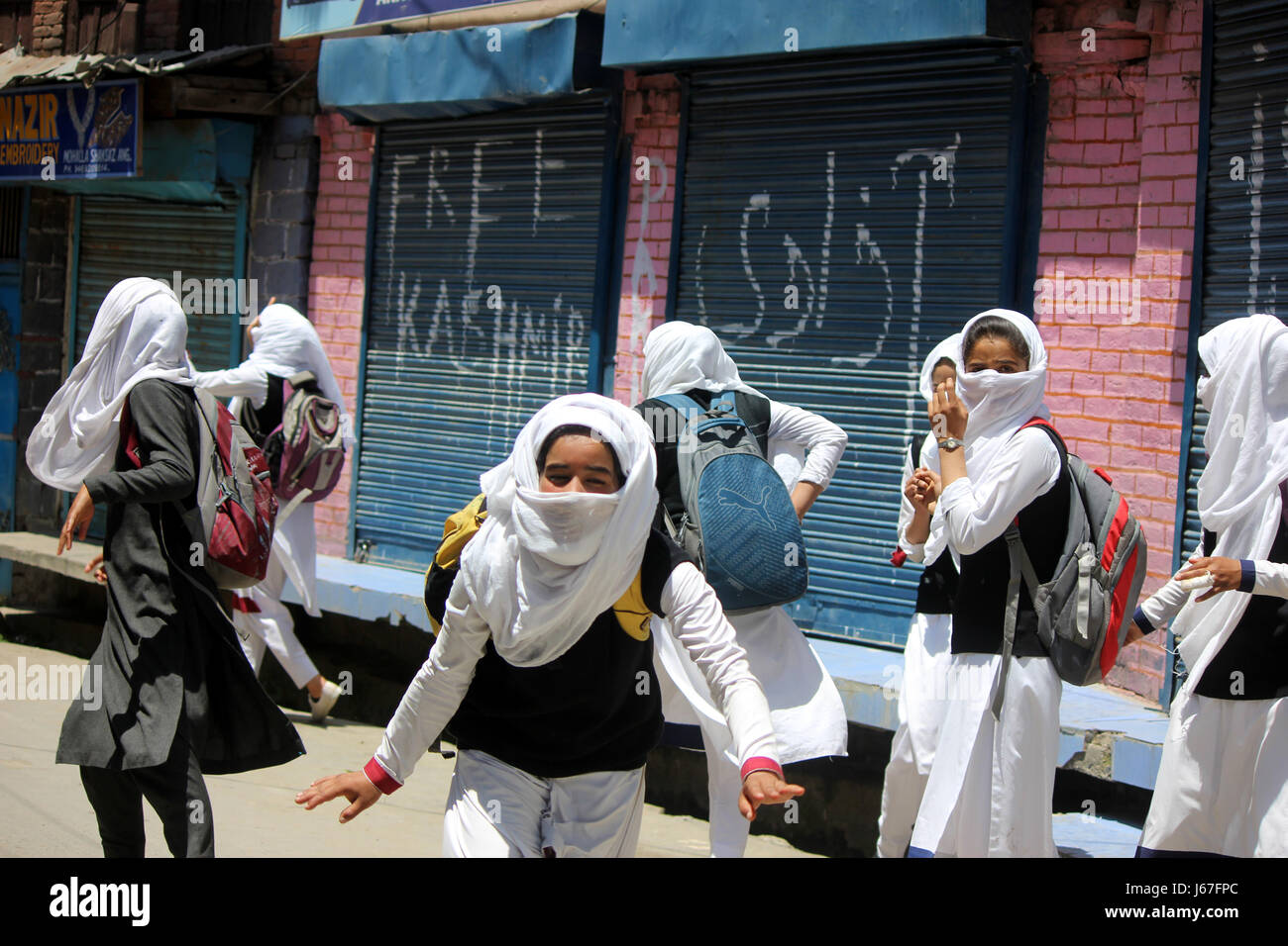 Anantnag, India. 19th May, 2017. Kashmir Girl Students pelting stones on Security forces in Anantnag after Friday Prayers. Credit: Muneeb Ul Islam/Pacific Press/Alamy Live News Stock Photo