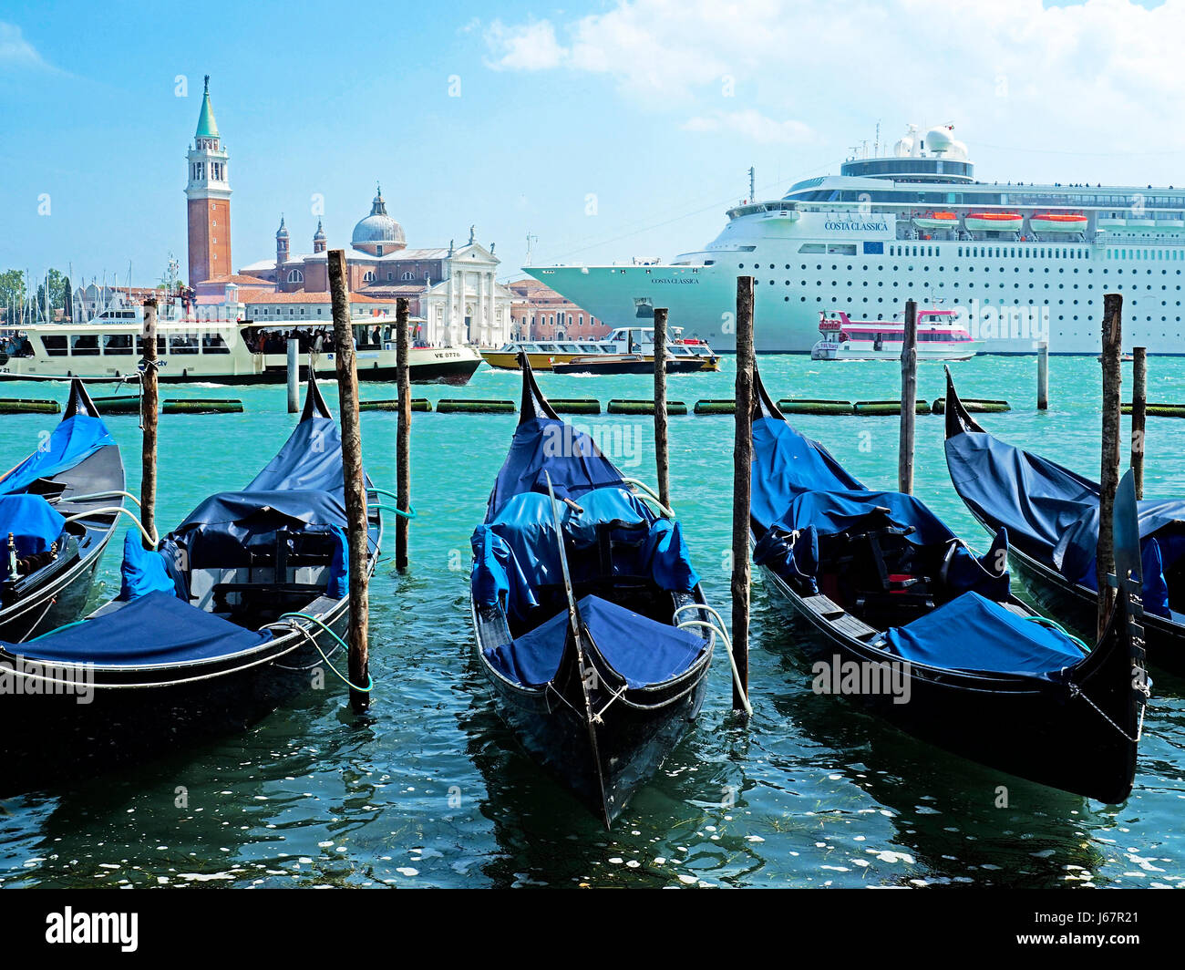 Gondolas and cruise ships hi-res stock photography and images - Alamy