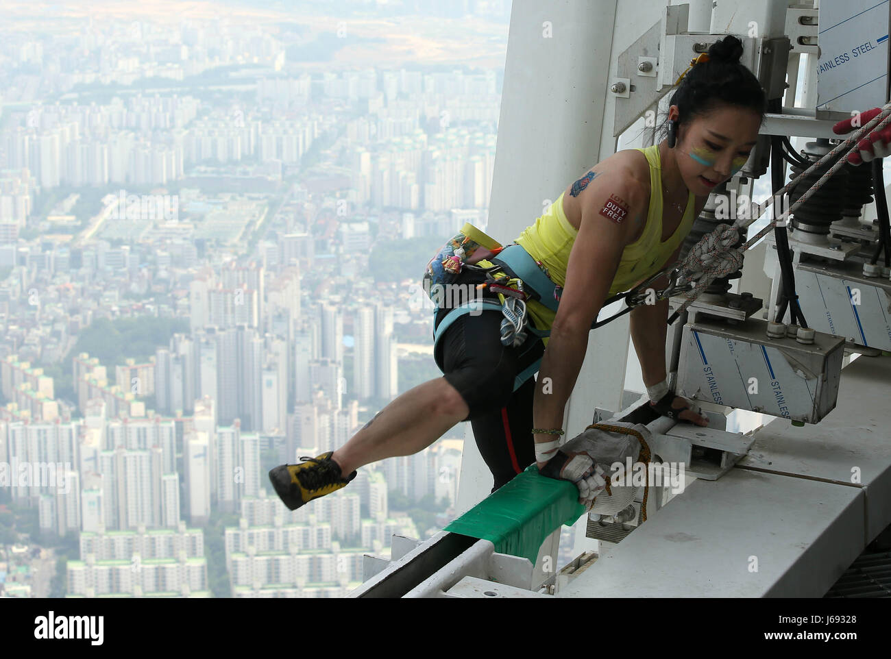 Climber Kim scales S. Korea's tallest building South Korean climber Kim Jain reaches the top of