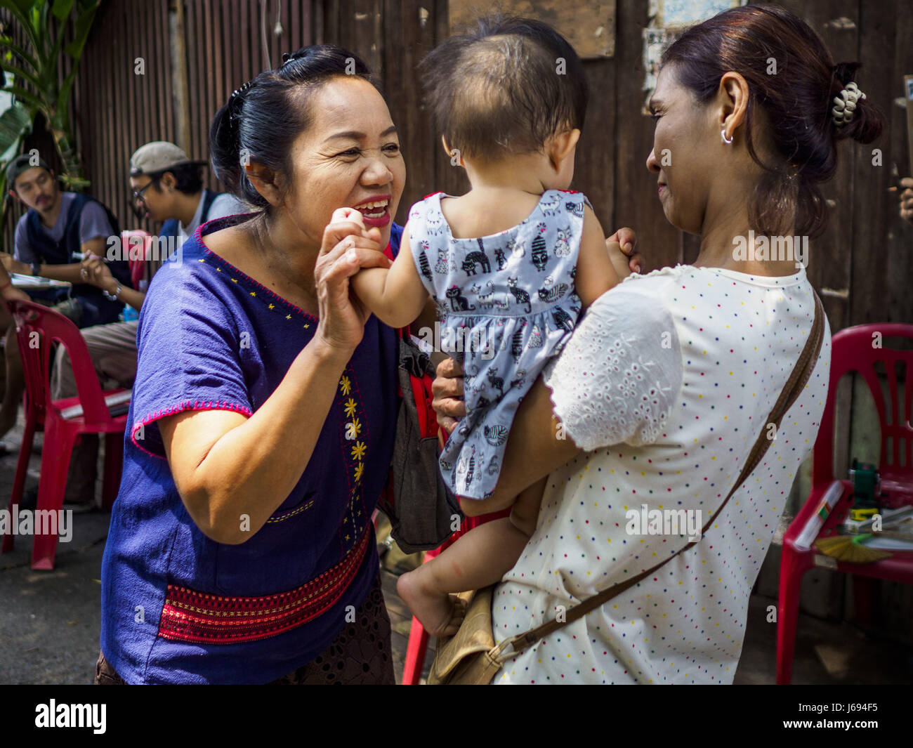 Bangkok, Bangkok, Thailand. 20th May, 2017. A woman who lives in Pom Mahakan greets a neighbor's child in the old fort. The final evictions of the remaining families in Pom Mahakan, a slum community in a 19th century fort in Bangkok, have started. City officials are moving the residents out of the fort. NGOs and historic preservation organizations protested the city's action but city officials did not relent and started evicting the remaining families in early March. Credit: Jack Kurtz/ZUMA Wire/Alamy Live News Stock Photo