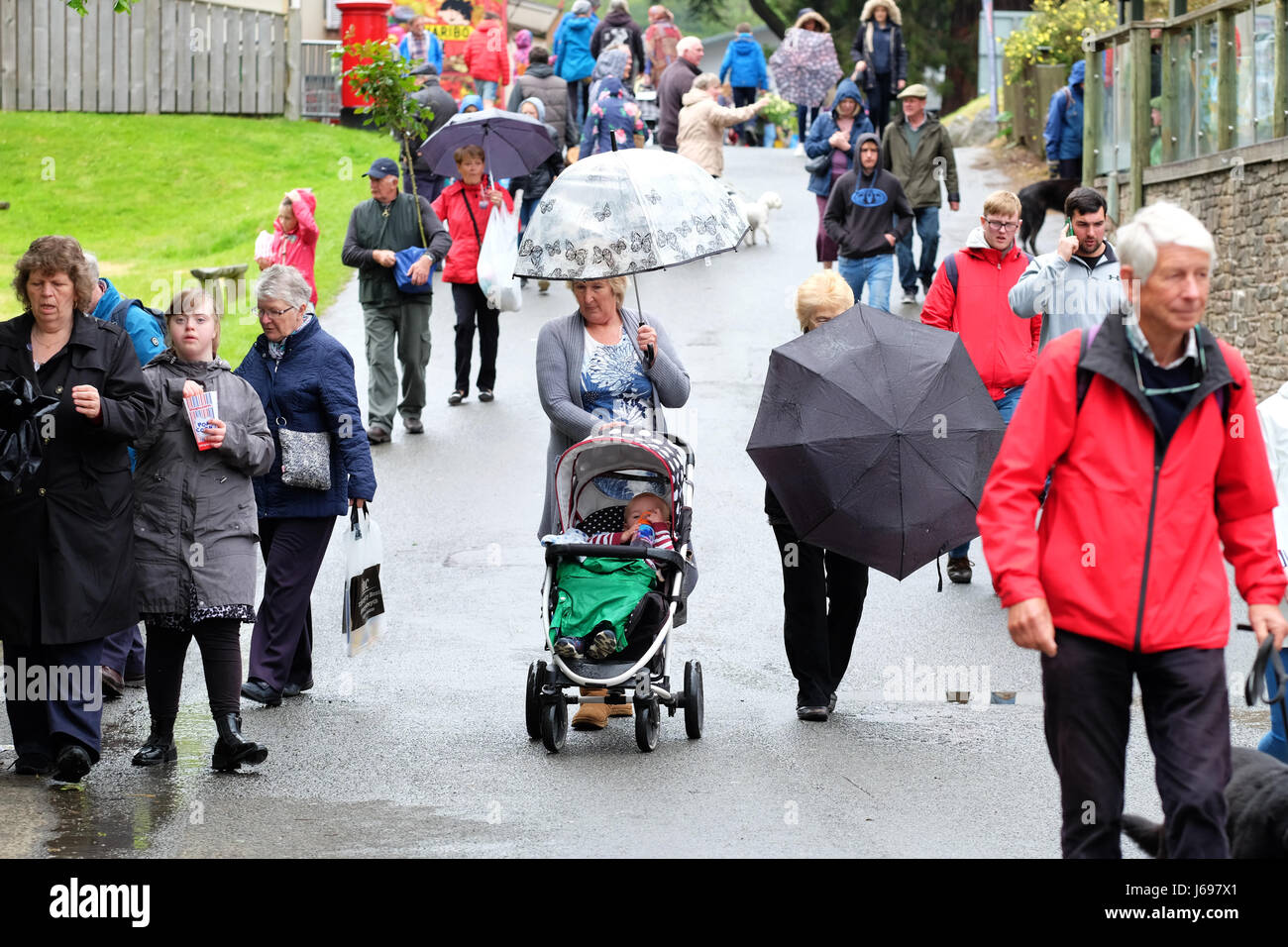Royal Welsh Spring Festival, Builth Wells, Powys, Wales - May 2017 - Visitors  dodge a heavy shower at the Royal Welsh Spring Festival on a day of sunshine and showers in Mid Wales. Photo Steven May / Alamy Live News Stock Photo