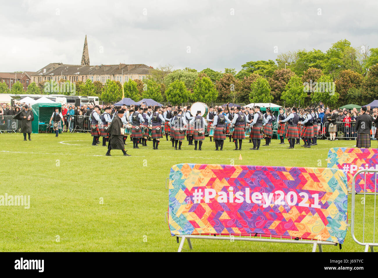 Paisley, Scotland, UK. 20th May, 2017. UK weather dark clouds in Paisley at the British Pipe