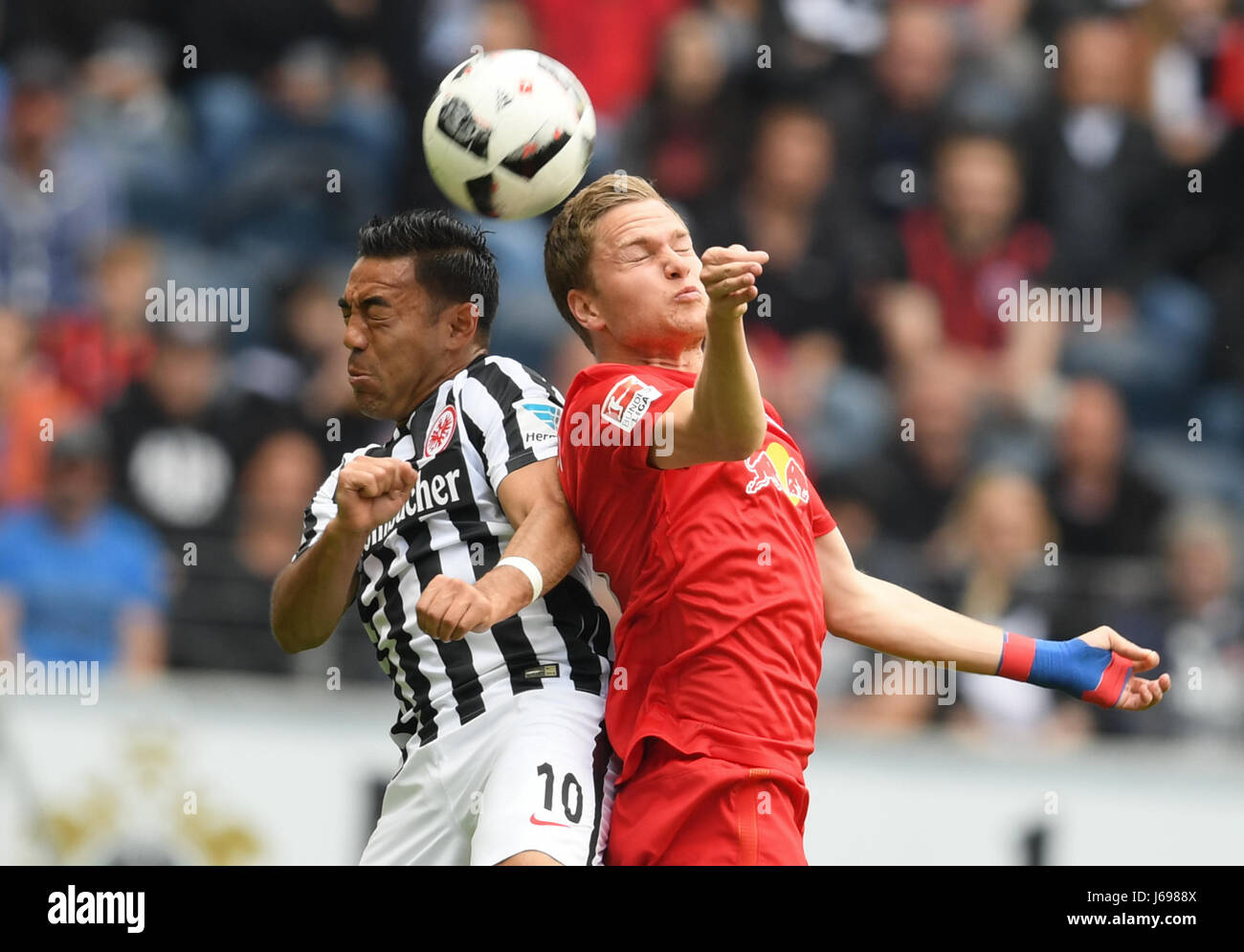 Frankfurt's Marco Fabian (L) in action against Leipzig's Benno Schmitz during the German Bundesliga soccer match between Eintracht Frankfurt and RB Leipzig in the Commerzbank-Arena in Frankfurt am Main, Germany, 20 May 2017. (EMBARGO CONDITIONS - ATTENTION: Due to the accreditation guidelines, the DFL only permits the publication and utilisation of up to 15 pictures per match on the internet and in online media during the match.) Photo: Arne Dedert/dpa Stock Photo