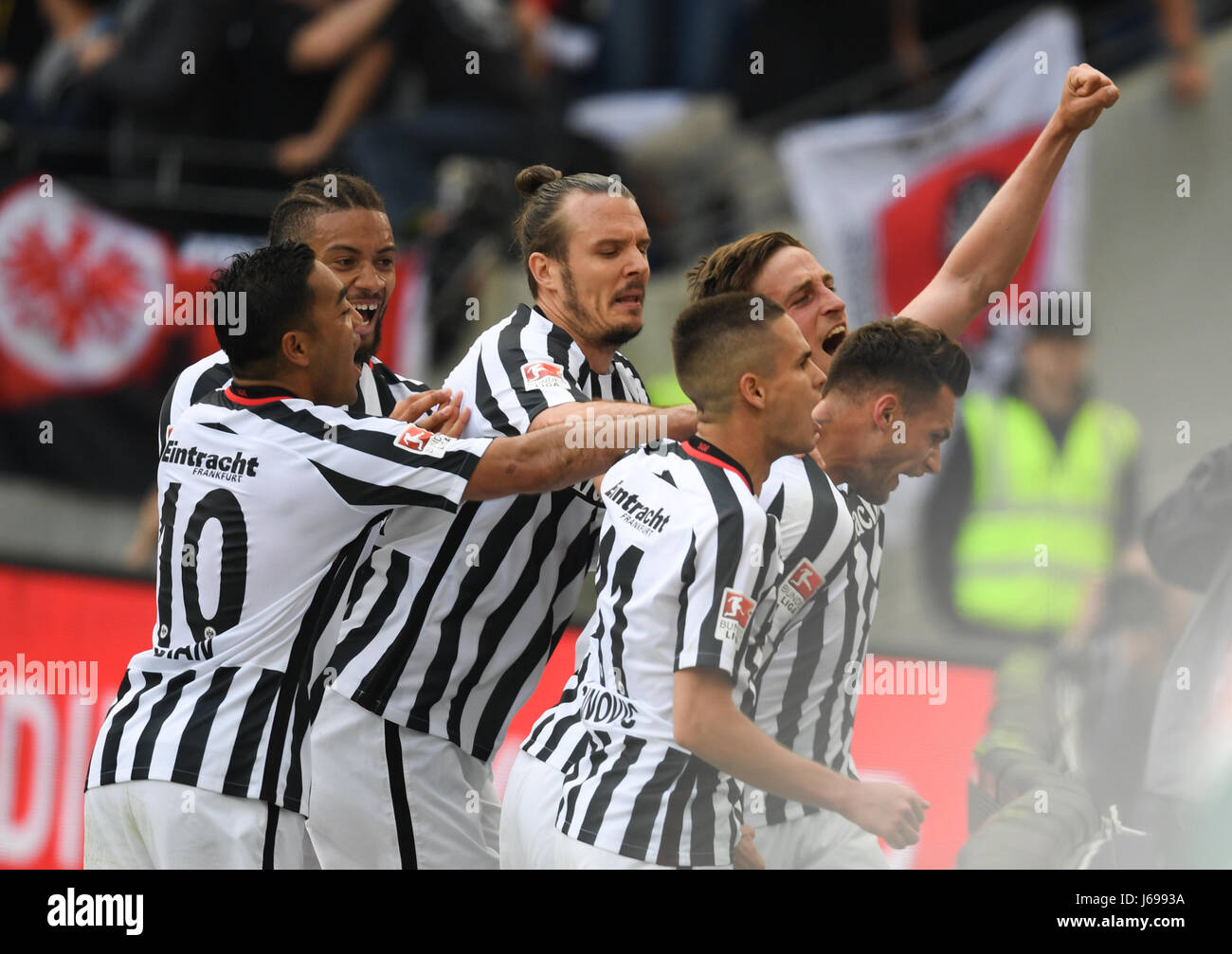 Frankfurt's Danny Blum (R) celebrates his 2-2 equaliser with teammates Marco Fabian (L-R), Michael Hector, Alexander Meier, Mijat Gacinovic and Bastian Oczipka during the German Bundesliga soccer match between Eintracht Frankfurt and RB Leipzig in the Commerzbank-Arena in Frankfurt am Main, Germany, 20 May 2017. (EMBARGO CONDITIONS - ATTENTION: Due to the accreditation guidelines, the DFL only permits the publication and utilisation of up to 15 pictures per match on the internet and in online media during the match.) Photo: Arne Dedert/dpa Stock Photo