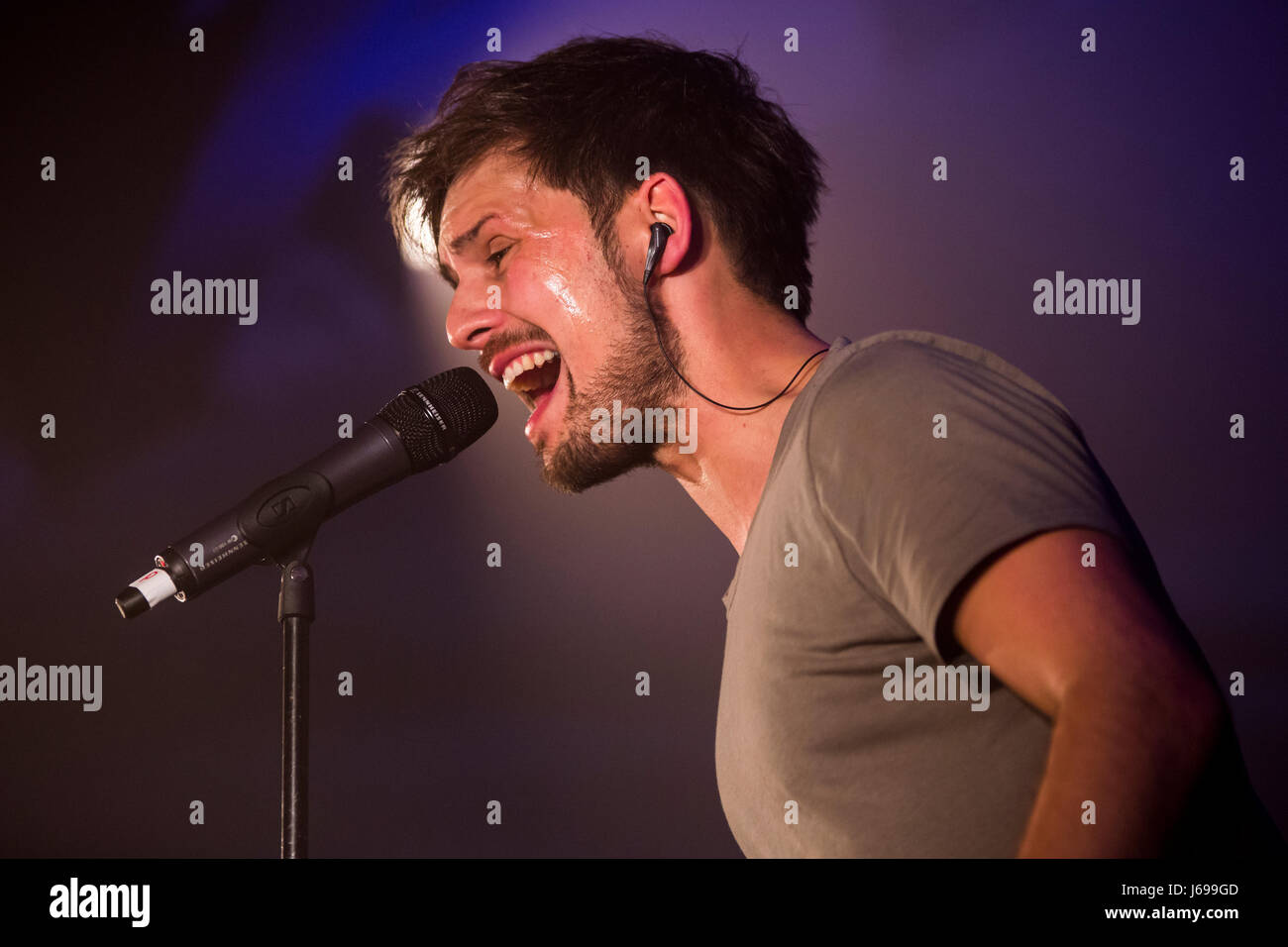 Giessen, Germany. 19th May, 2017. Patrick 'Paddi' Keil, german singer, at CD-release-show of his pop band Lebendig. Patrick Keil was recall-contestant (top 30) of german reality music talent show Deutschland sucht den Superstar 2017 (DSDS, 'Germany Seeks the Superstar', season 14). Venue: Kulturzentrum Jokus, Giessen. Credit: Christian Lademann Stock Photo