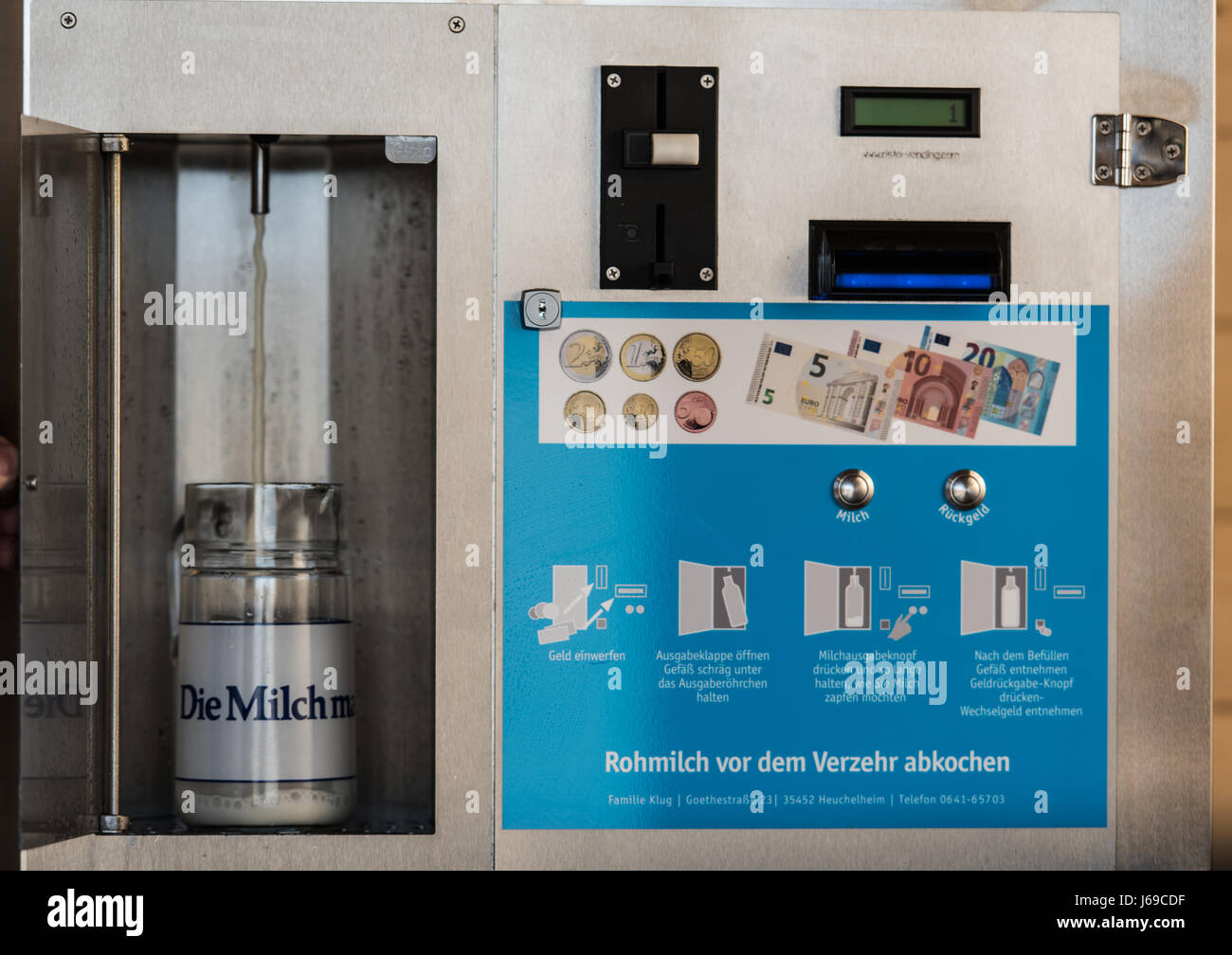 Heuchelheim, Germany. 20th Apr, 2017. A vending machine pours milk into a glass container in Heuchelheim, Germany, 20 April 2017. A farmer from the German state of Hesse has invested some 20,000 euros in a milk vending machine and a corresponding parking spot. Customers can now get milk for 1 euro per litre from a tap whenever they feel like it. Photo: Andreas Arnold/dpa/Alamy Live News Stock Photo