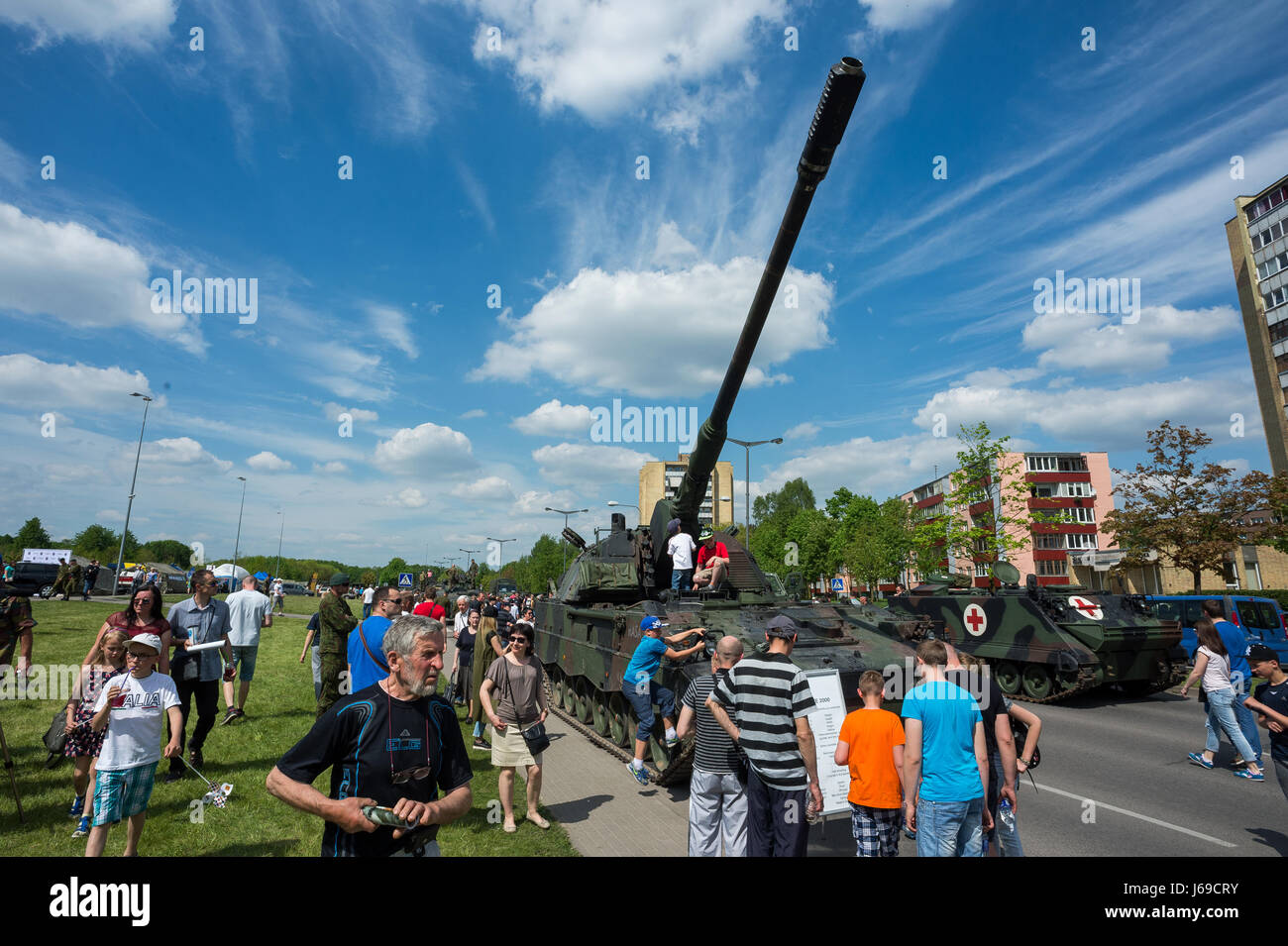 Vilnius, Lithuania. 20th May, 2017. People watch a Leopard 2 tank in Panevezys, northern city of Lithuania, May 20, 2017. Lithuania celebrated Armed Forces and Public Unity Day in northern city of Panevezys on Saturday. Credit: Alfredas Pliadis/Xinhua/Alamy Live News Stock Photo