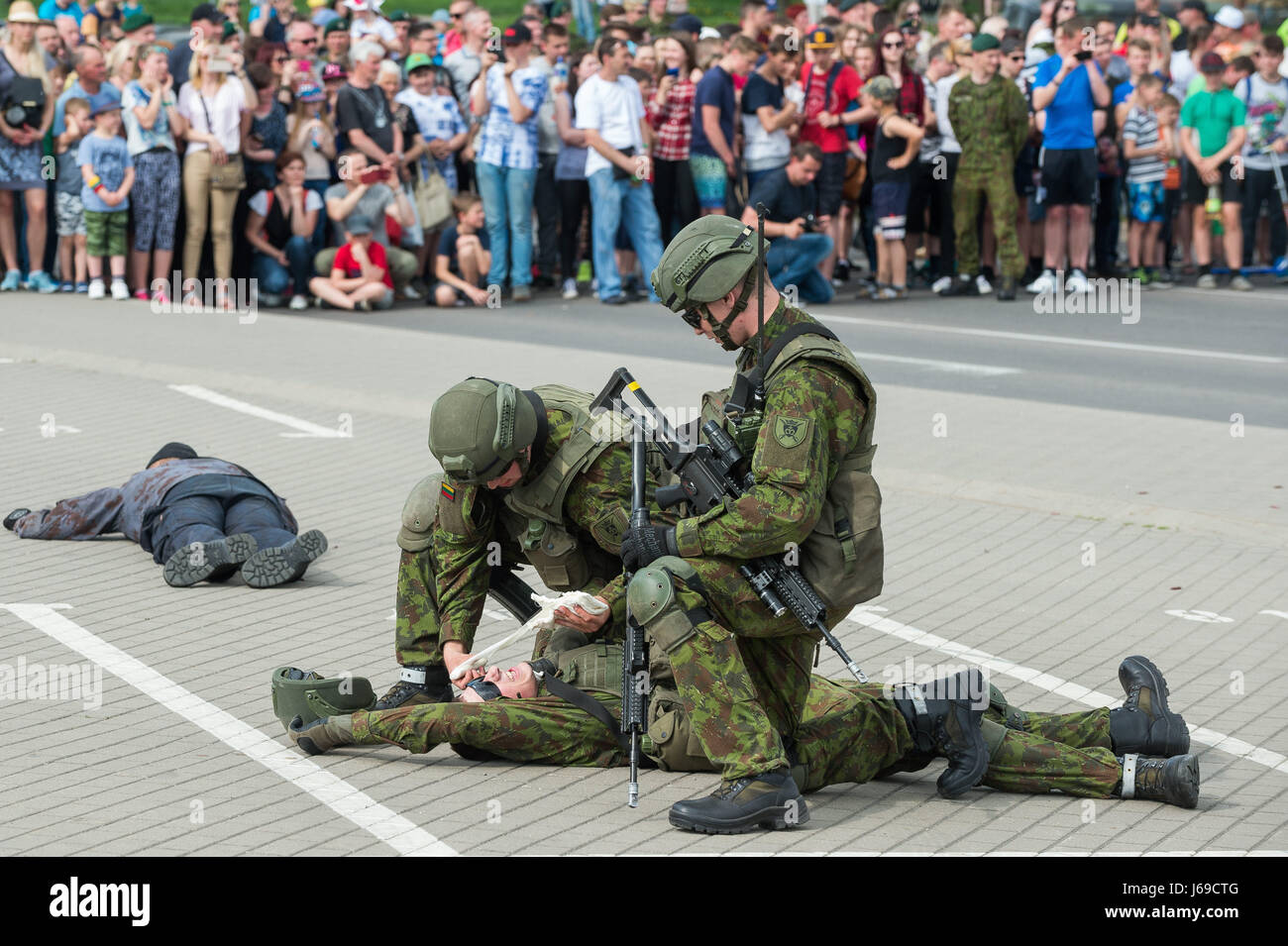 Vilnius, Lithuania. 20th May, 2017. Soldiers show the public how to rescue the wounded in Panevezys, northern city of Lithuania, May 20, 2017. Lithuania celebrated Armed Forces and Public Unity Day in northern city of Panevezys on Saturday. Credit: Alfredas Pliadis/Xinhua/Alamy Live News Stock Photo