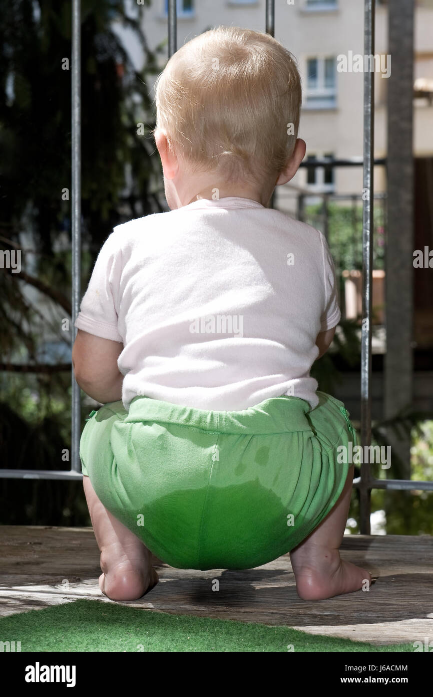 kind einjhrig hose nass wasser urin windel angst kind kleinkind einjhrig hose Stock Photo