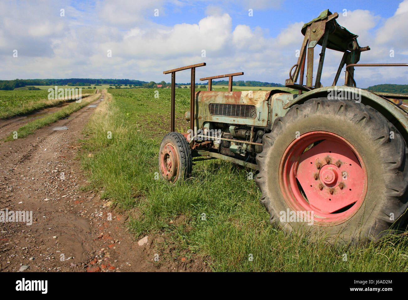 traktor trecker landwirtschaft feld acker ausrangiert verrostet  wrack traktor Stock Photo