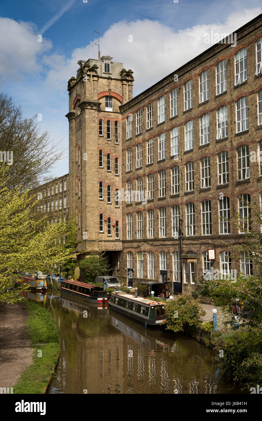 UK, England, Cheshire, Bollington, Clarence Mill, former texile mill converted to apartments on Macclesfield Canal Stock Photo