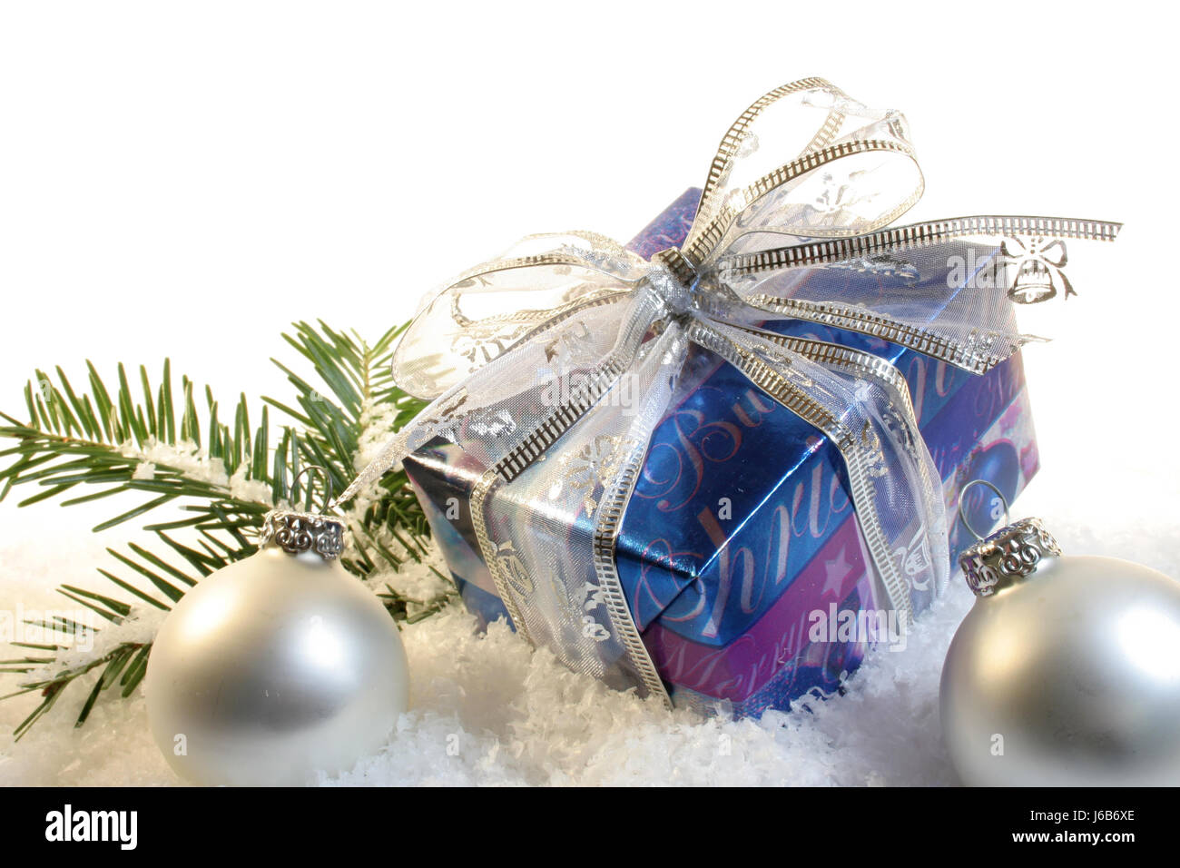 weihnachten weihnachtsgeschenk advent tanne christbaumkugeln schnee geschenk Stock Photo