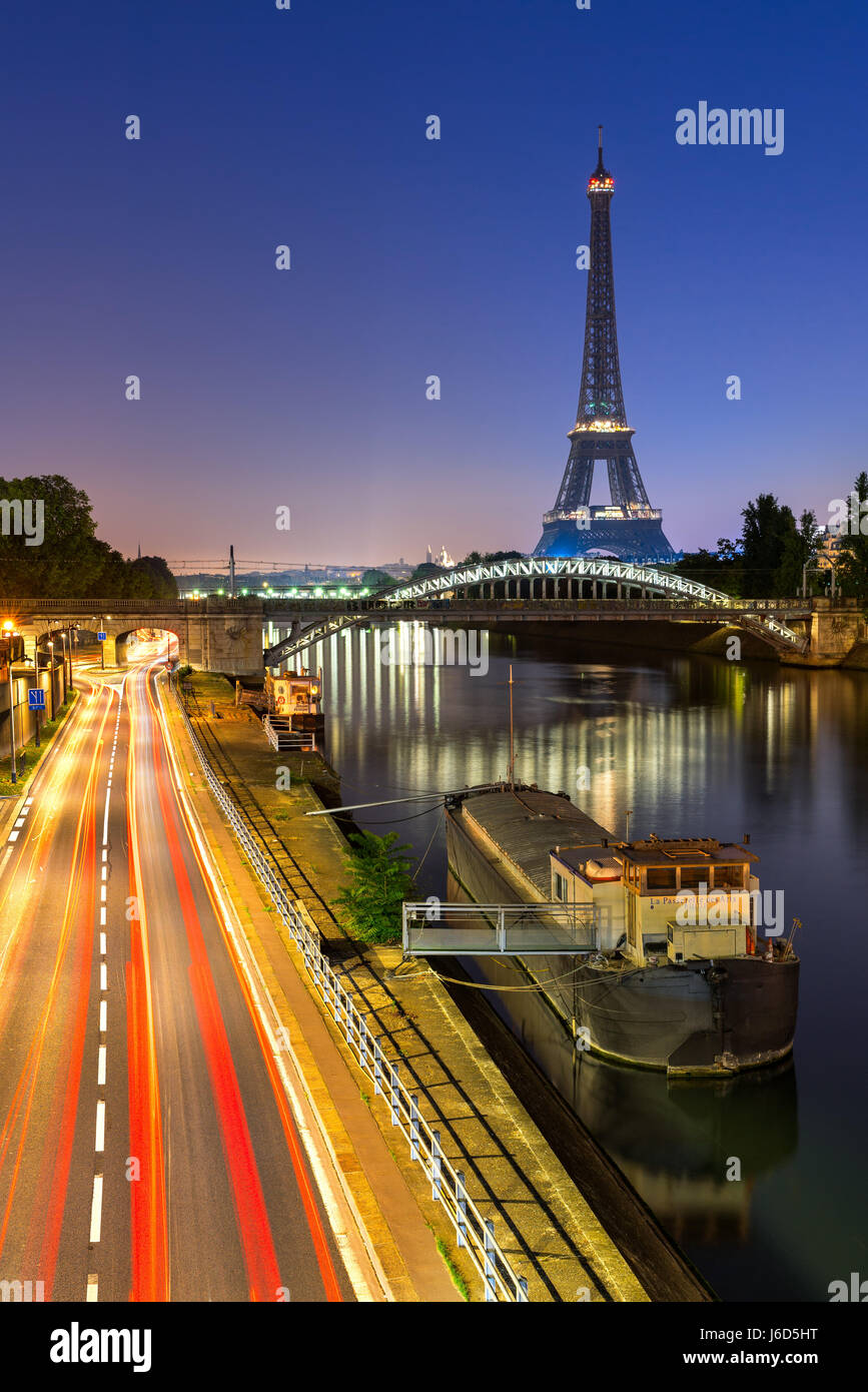 The Eiffel Tower, Rouelle Bridge and the Seine River at dawn. Paris, France Stock Photo