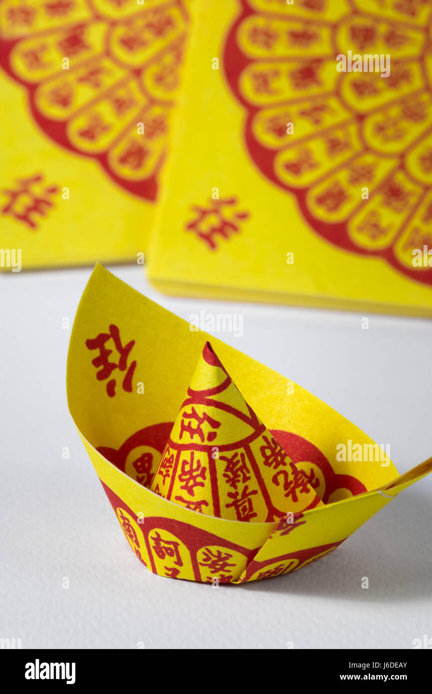 Silver chinese joss paper hi-res stock photography and images - Alamy