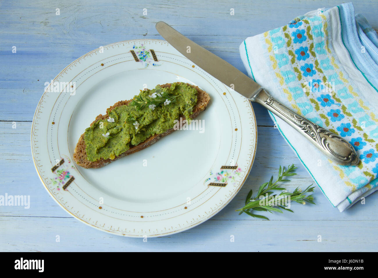 Vollkornbrot mit einem Brotaufstrich aus frischen Kräutern mit Gebirgsbohnenkraut Stock Photo