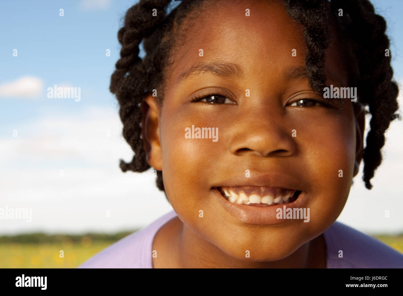 Happy African American girl smiling outside Stock Photo - Alamy