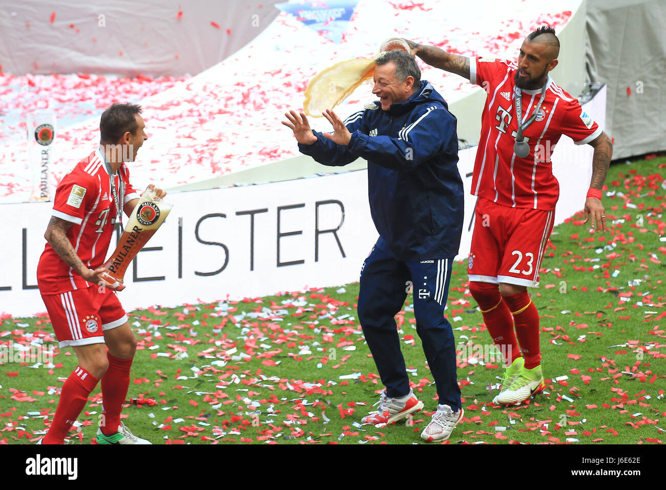 20.05.2017, Fussball 1.Bundesliga 2016/2017, 34.Spieltag, FC Bayern München - SC Freiburg, in der Allianz-Arena München. li: Rafinha (FC Bayern München), re: Arturo Vidal (FC Bayern München) ,mitte: Gianni Biancchi (Bayern) Photo: Cronos/MIS Stock Photo