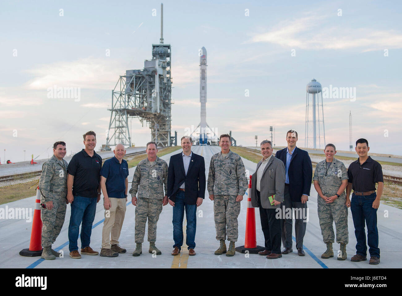 (Fourth from the left) Air Force Chief of Staff Gen. David L. Goldfein; Rep. Jim Bridenstine; Brig. Gen. Wayne Monteith, 45th Space Wing commander; members of the 45th Space Wing and SpaceX gather for a photo after touring Launch Pad 39A, April 29, 2017, at Kennedy Space Center, Fla. The tour included a visit to the Morrell Operations Center; Cape Canaveral Air Force Station Headquarters; Space Launch Complex 37; Moon Express; and a close up view of the Falcon 9 launch and landing. (U.S. Air Force photo/Matthew Jurgens) Stock Photo