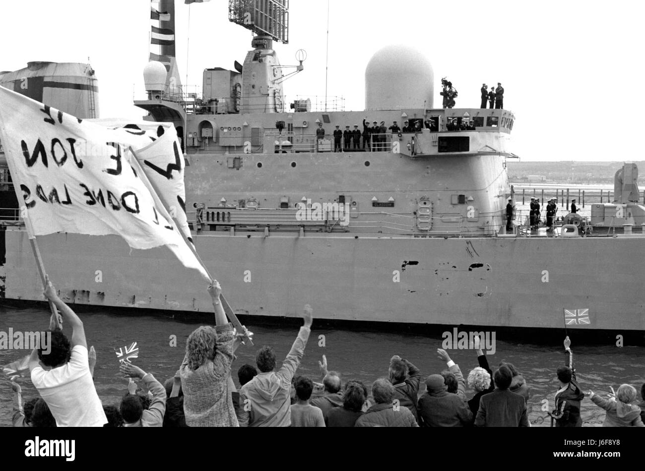 AJAXNETPHOTO. 19TH JUNE, 1982 - PORTSMOUTH, ENGLAND. - FALKLANDS VETERAN - SHEFFIELD CLASS (TYPE 42/1&2) DESTROYER HMS GLASGOW GETS A HEROES WELCOME AS THE BOMB DAMAGED SHIP RETURNED HOME FROM THE SOUTH ATLANTIC.  PHOTO:JONATHAN EASTLAND/AJAX.  REF:821906 13A Stock Photo