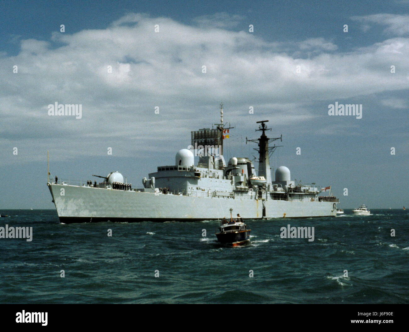 AJAXNETPHOTO. 19TH JUNE. 1982. PORTSMOUTH, ENGLAND. - SURVIVOR RETURNS - THE TYPE 42 (1&2) SHEFFIELD CLASS DESTROYER (3660 TONS) HMS GLASGOW, A PATCH IN HER HULL VISIBLE WHERE AN ARGENTINE BOMB ENTERED THE HULL, RETURNS TO PORTSMOUTH DOCKYARD IN 1982.  PHOTO:JONATHAN EASTLAND/AJAX. REF:22506 3 16 Stock Photo