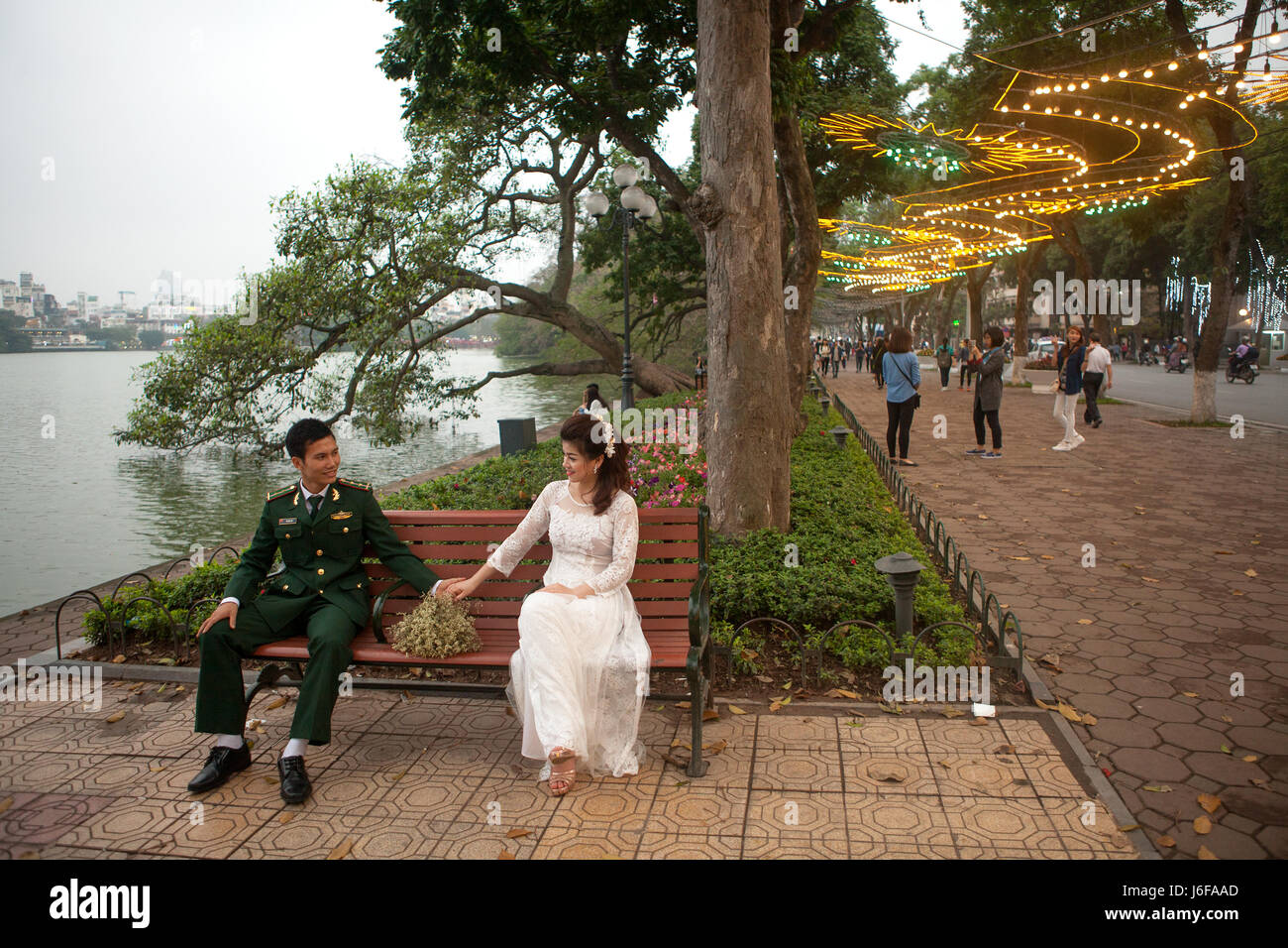 https://c8.alamy.com/comp/J6FAAD/bride-and-groom-at-hoan-kiem-lake-hanoi-vietnam-J6FAAD.jpg