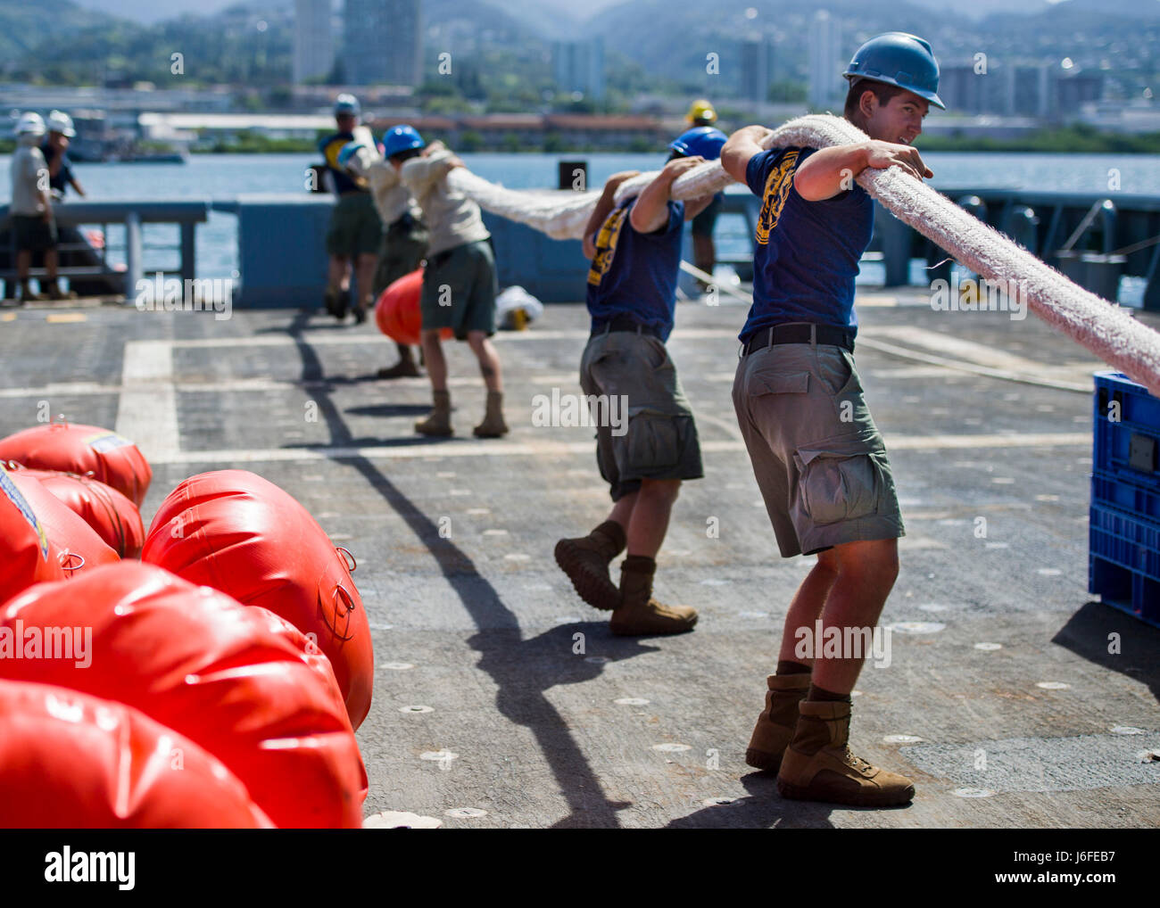 170512NNU2810131 PEARL HARBOR (May 12, 2017) Navy Divers assigned to