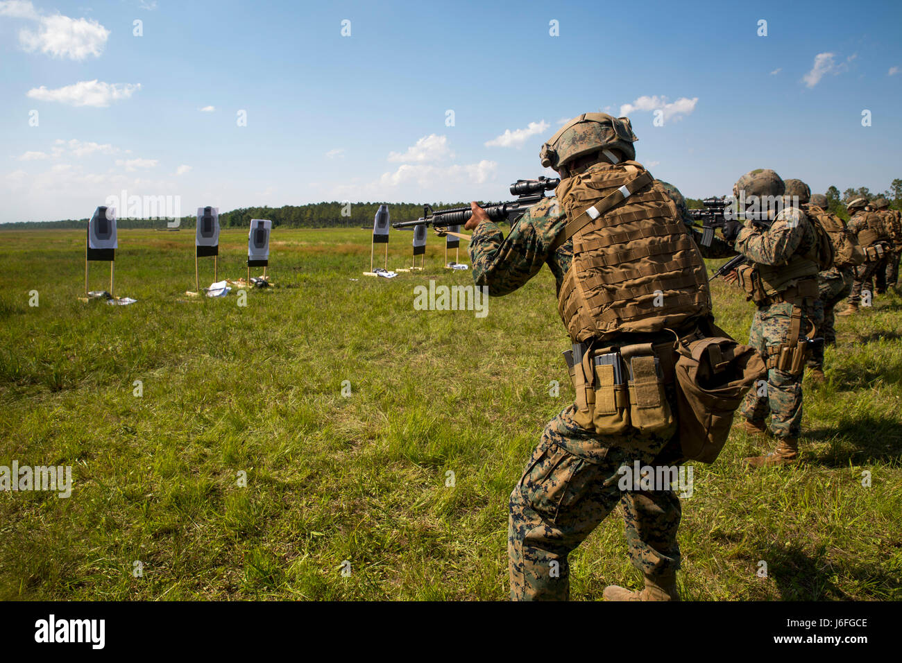 Marines from 2nd Air Naval Gunfire Liaison Company engage in M4 rifle ...