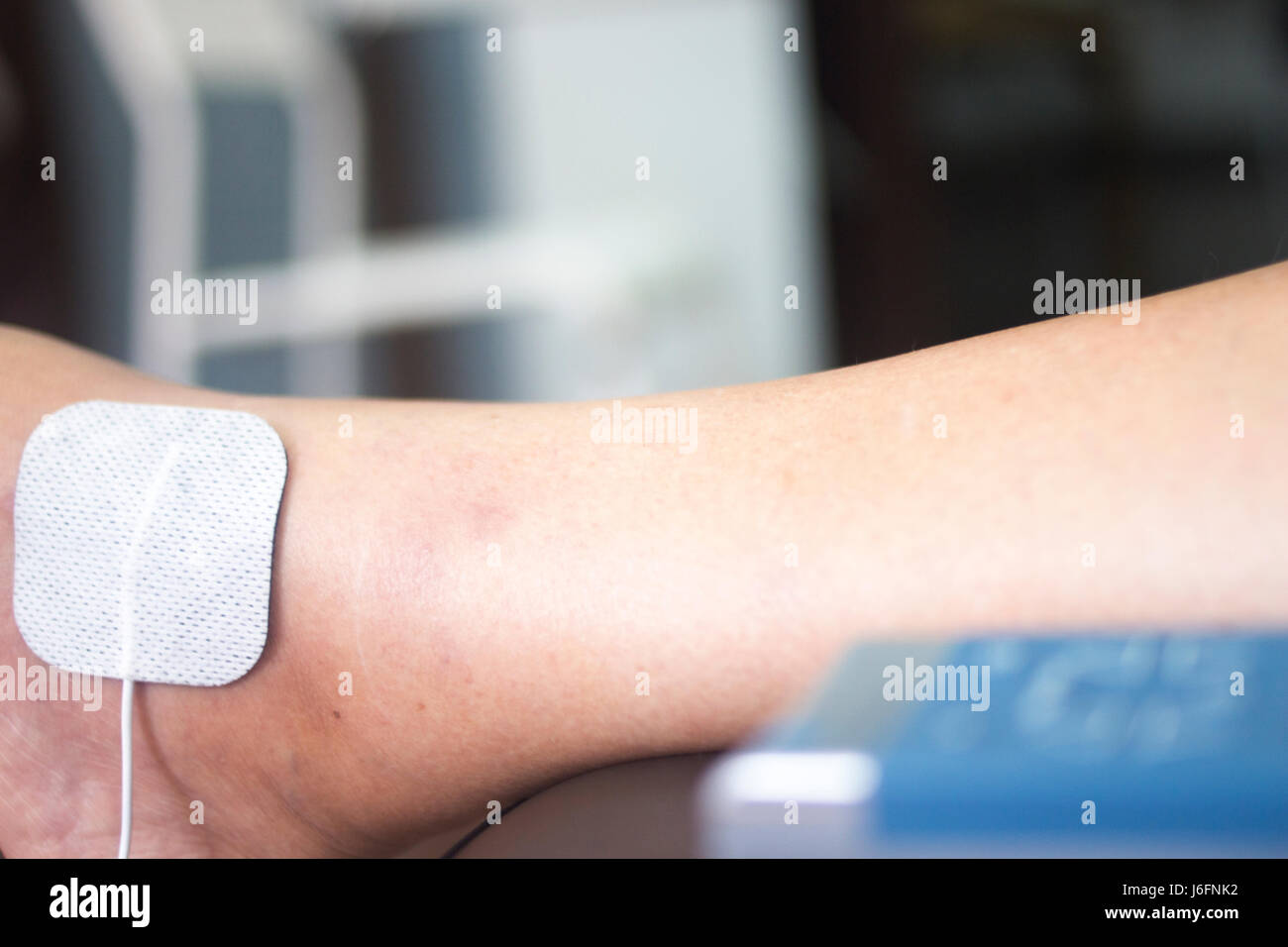 Physical therapy mecical clinic physiotherapy electrical impulse shock treatment for leg injury