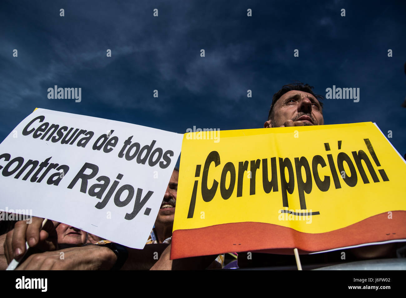 Madrid, Spain. 20th May, 2017. People protesting against Popular Party corruption,  supporting Podemos party for a vote of no confidence to President Mariano Rajoy. Credit: Marcos del Mazo/Alamy Live News Stock Photo