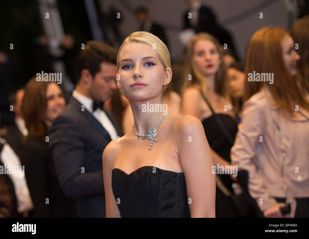 Cannes, France. 20th May, 2017. British model Lottie Moss poses on the red carpet for the screening of the film 'The Square' in competition at the 70th Cannes International Film Festival in Cannes, France, on May 20, 2017. Credit: Xu Jinquan/Xinhua/Alamy Live News Stock Photo