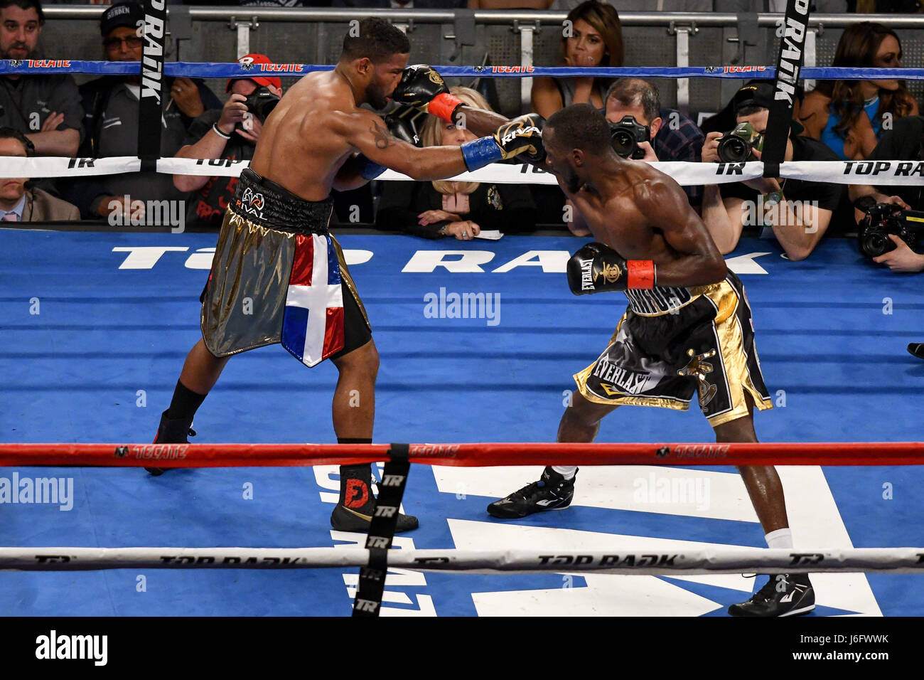 New York, New York, USA. 20th May, 2017. TERRENCE CRAWFORD (black and gold trunks) and FELIX DIAZ battle in a WBO World Championship bout at Madison Square Garden in New York. Credit: Joel Plummer/ZUMA Wire/Alamy Live News Stock Photo