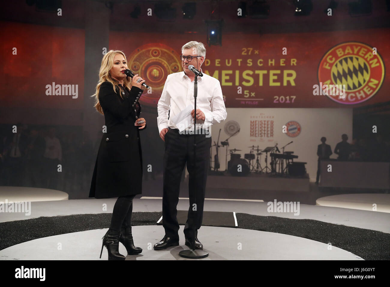 20.05.2017, Fussball 1.Bundesliga 2016/2017, 34.Spieltag, FC Bayern München feiert die Meisterschaft mit einer Gala im Postpalast München, Pop-Sängerin Anastacia mit Trainer Carlo Ancelotti (FC Bayern München) auf der Bühne. Photo: Cronos/MIS Stock Photo