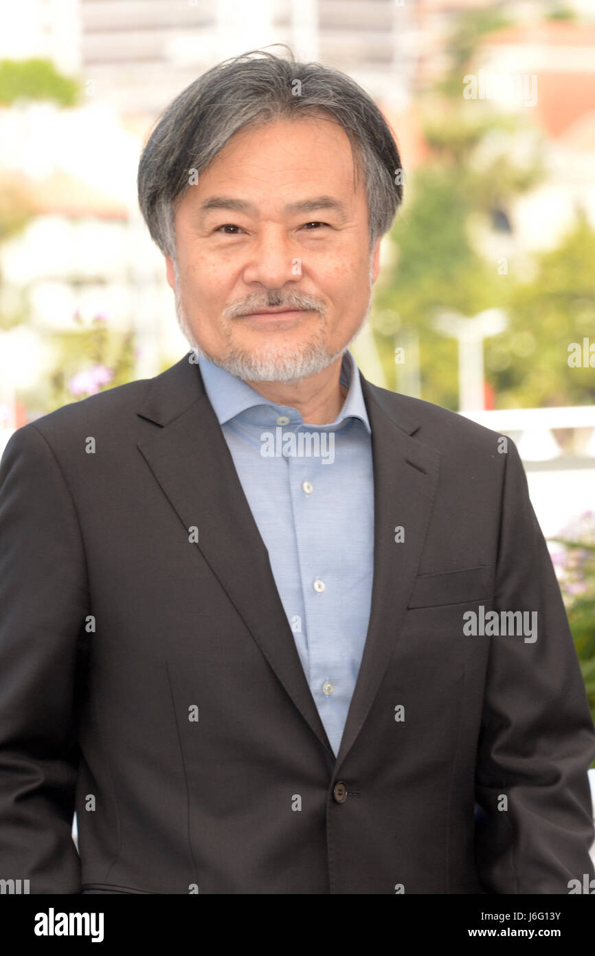 Cannes, France. 21st May, 2017. CANNES, FRANCE - MAY 21: Director Kiyoshi Kurosawa attends the 'Before We Vanish (Sanpo Soru Shinryakusha)' photocall during the 70th annual Cannes Film Festival at Palais des Festivals on May 21, 2017 in Cannes, France. Credit: Frederick Injimbert/ZUMA Wire/Alamy Live News Stock Photo