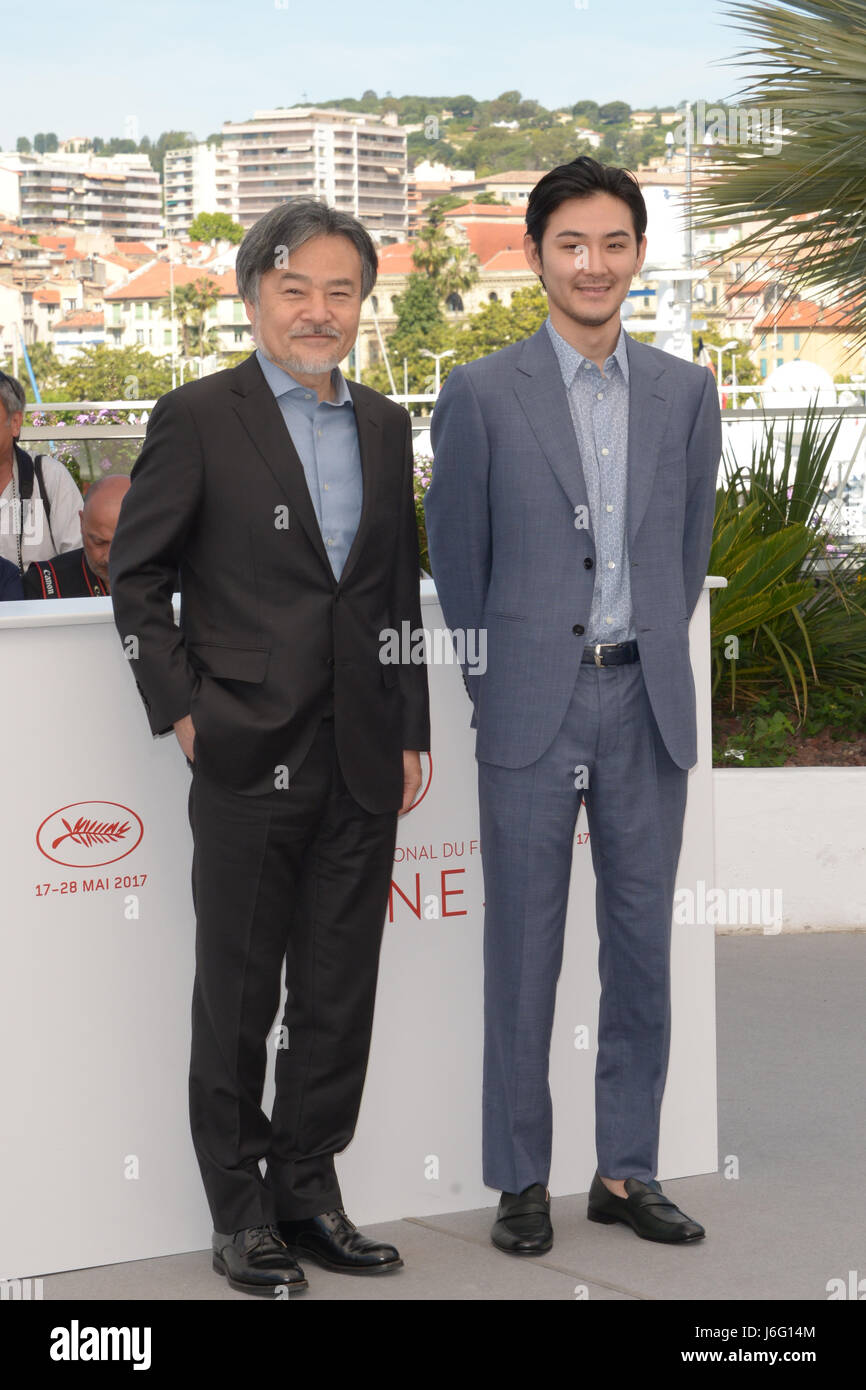 Cannes, France. 21st May, 2017. CANNES, FRANCE - MAY 21: Director Kiyoshi Kurosawa and actor Ryuhei Matsuda attend the 'Before We Vanish (Sanpo Soru Shinryakusha)' photocall during the 70th annual Cannes Film Festival at Palais des Festivals on May 21, 2017 in Cannes, France. Credit: Frederick Injimbert/ZUMA Wire/Alamy Live News Stock Photo
