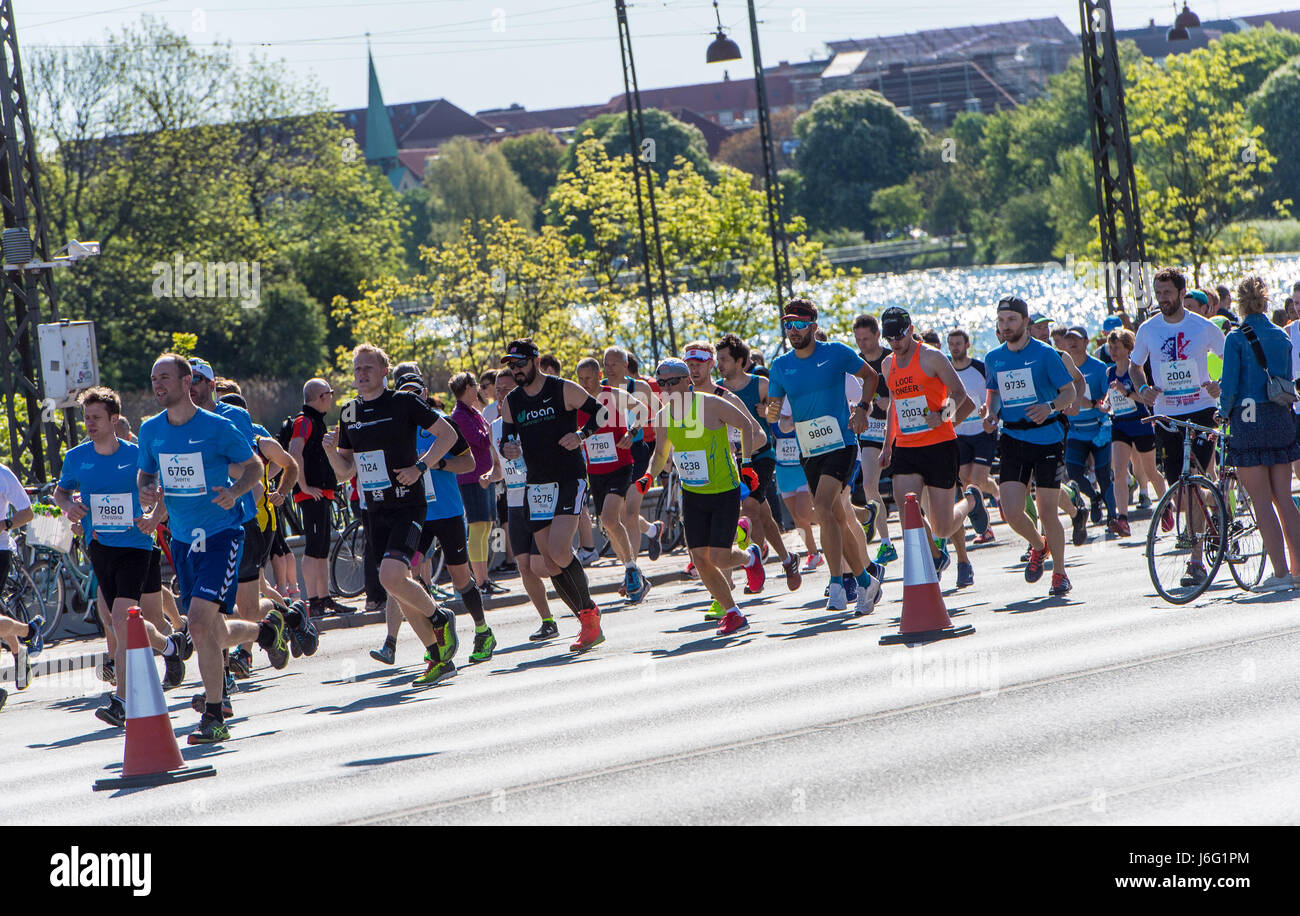 Copenhagen, Denmark. 21st May, 2017. More than 8500 runners from all over the world battled high temperatures to take part in the 2017 Telenor Copenhagen Marathon. Credit: Matthew James Harrison/Alamy Live News Stock Photo