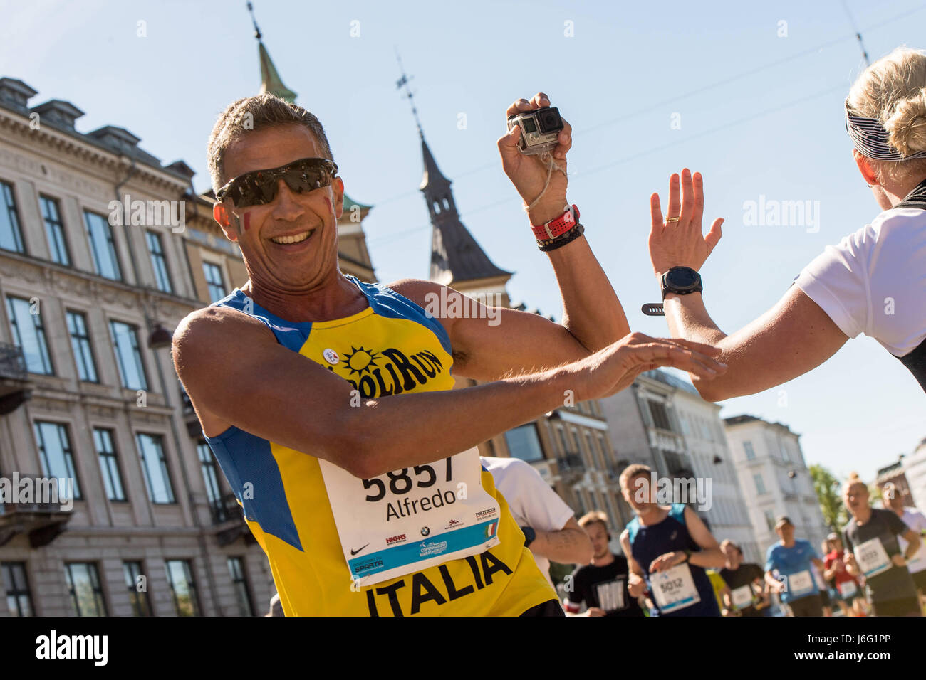 Copenhagen, Denmark. 21st May, 2017. More than 8500 runners from all over the world battled high temperatures to take part in the 2017 Telenor Copenhagen Marathon. Credit: Matthew James Harrison/Alamy Live News Stock Photo