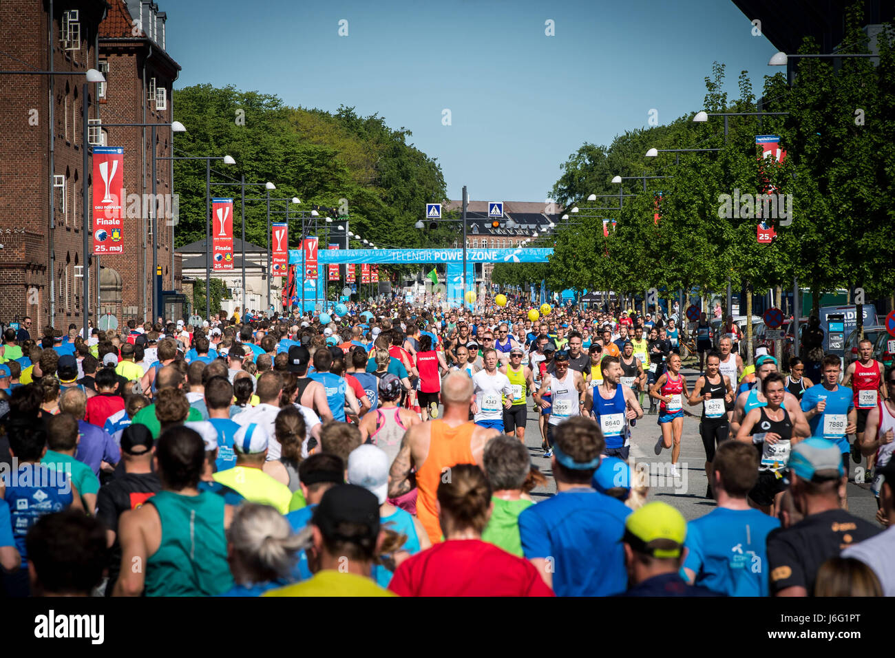 Copenhagen, Denmark. 21st May, 2017. More than 8500 runners from all over the world battled high temperatures to take part in the 2017 Telenor Copenhagen Marathon. Credit: Matthew James Harrison/Alamy Live News Stock Photo