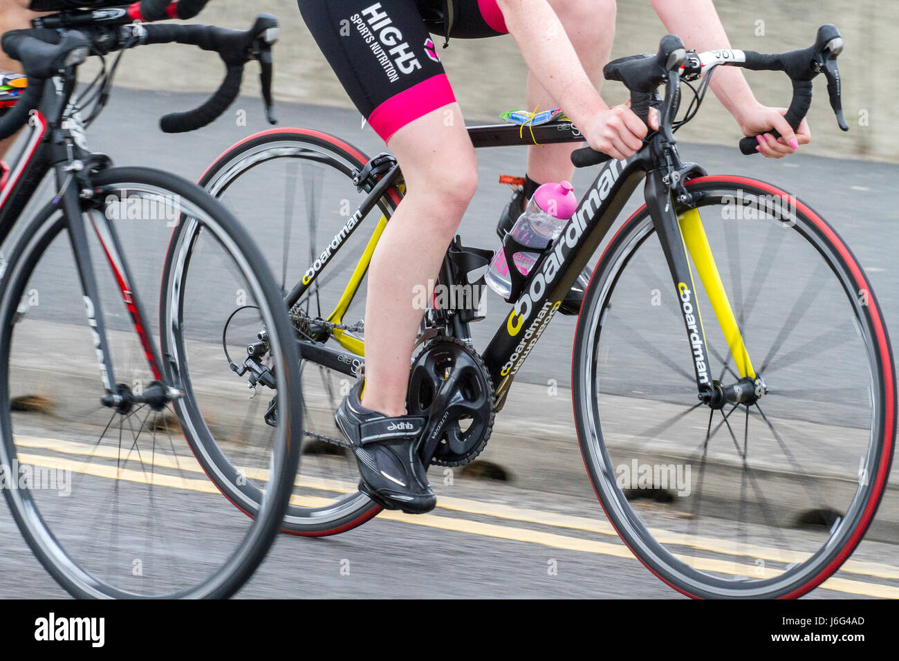 cannondale carbon fibre road bike