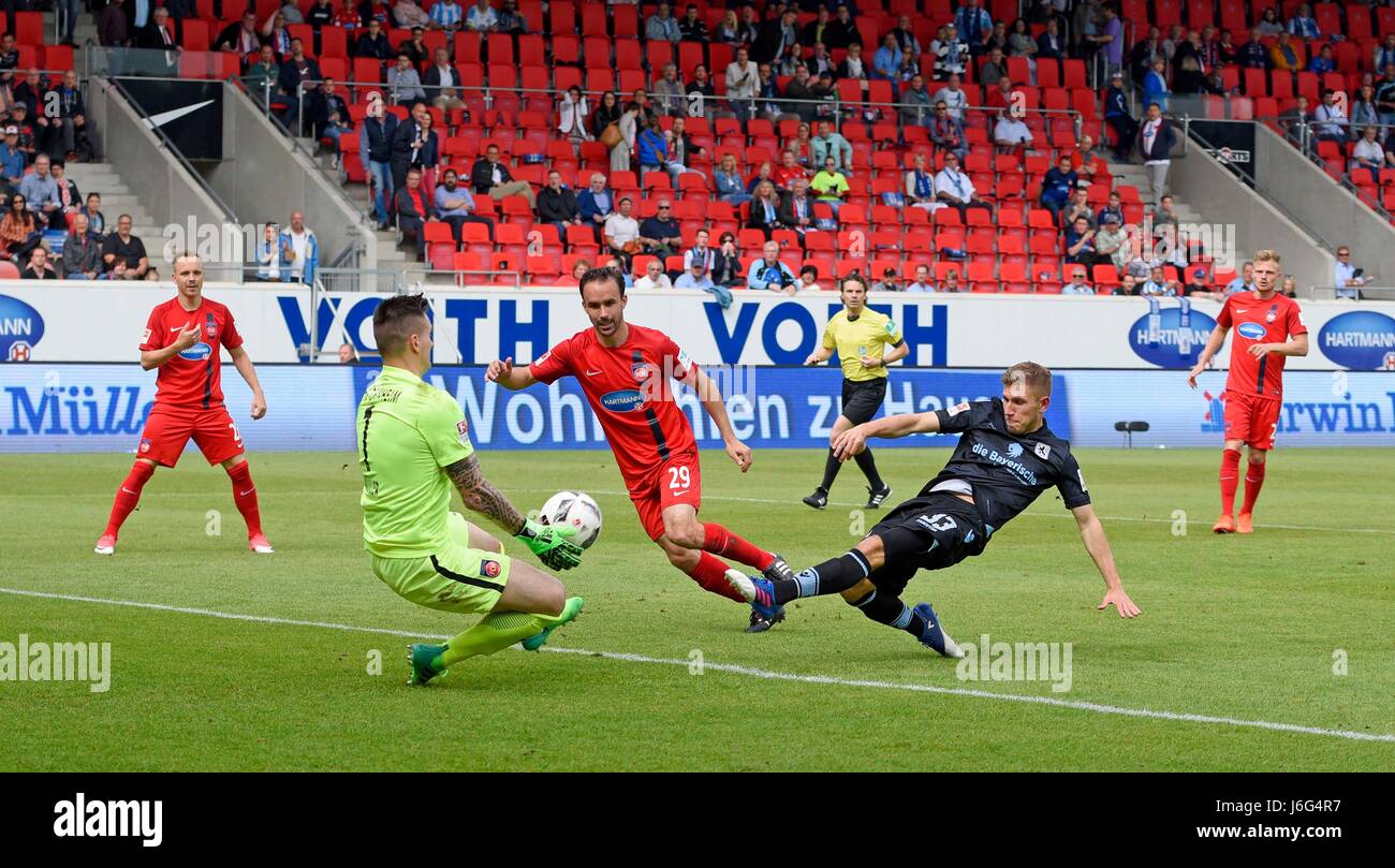 21.05.2017, Fussball 2.Bundesliga 2016/2017, 34.Spieltag, 1.FC Heidenheim - TSV 1860 München in der Voith-Arena Heidenheim, Levent Aycicek (re, TSV 1860 München) scheitert hier an Torwart Kevin Müller (li, Heidenheim). Photo: Cronos/MIS Stock Photo