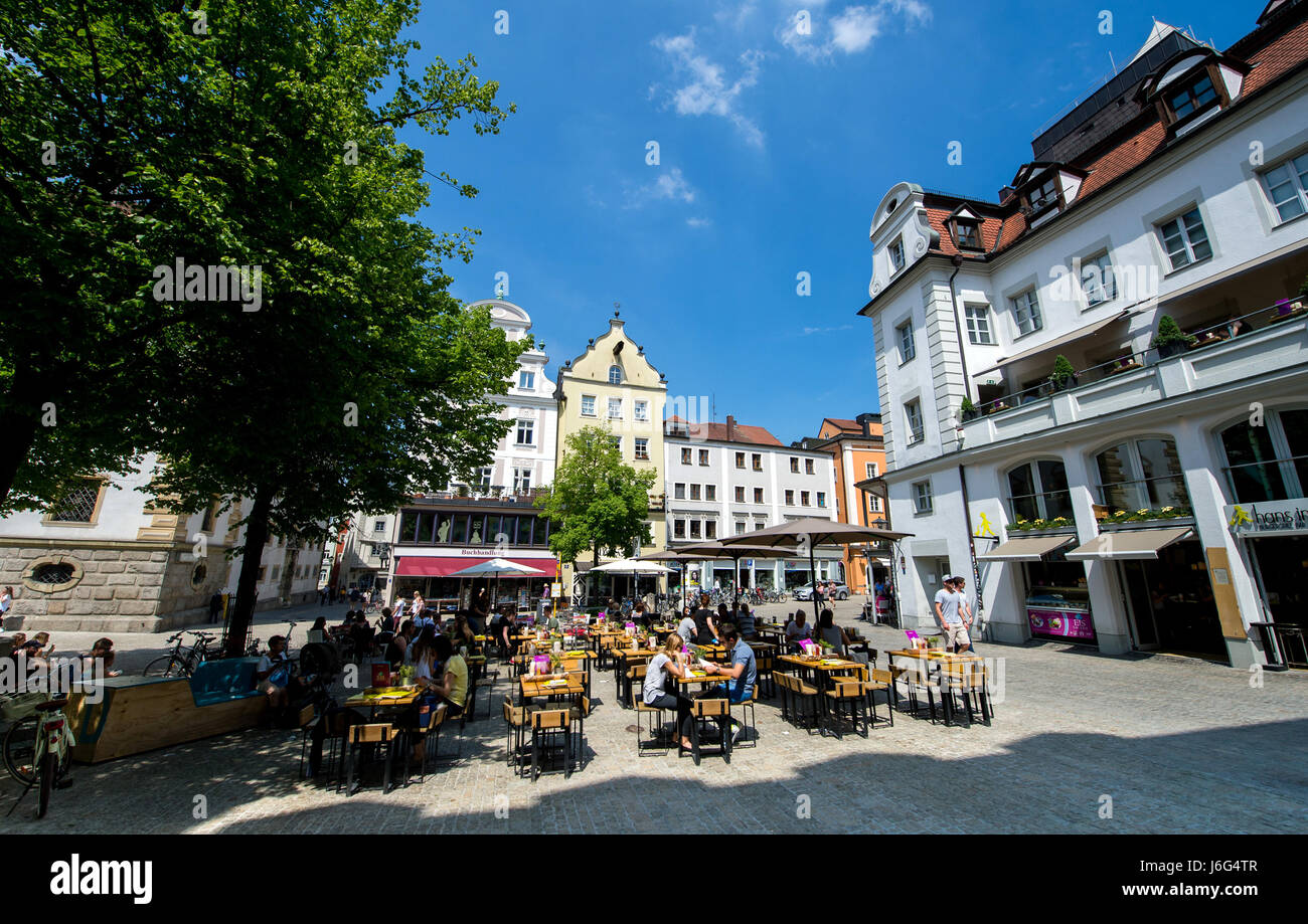 Regensburg, Germany. 19th May, 2017. Looking at the Kohlenmarkt (lit. coal market) in the historic city centre of Regensburg, Germany, 19 May 2017. · NO WIRE SERVICE · Photo: Thomas Eisenhuth/dpa-Zentralbild/ZB/dpa/Alamy Live News Stock Photo