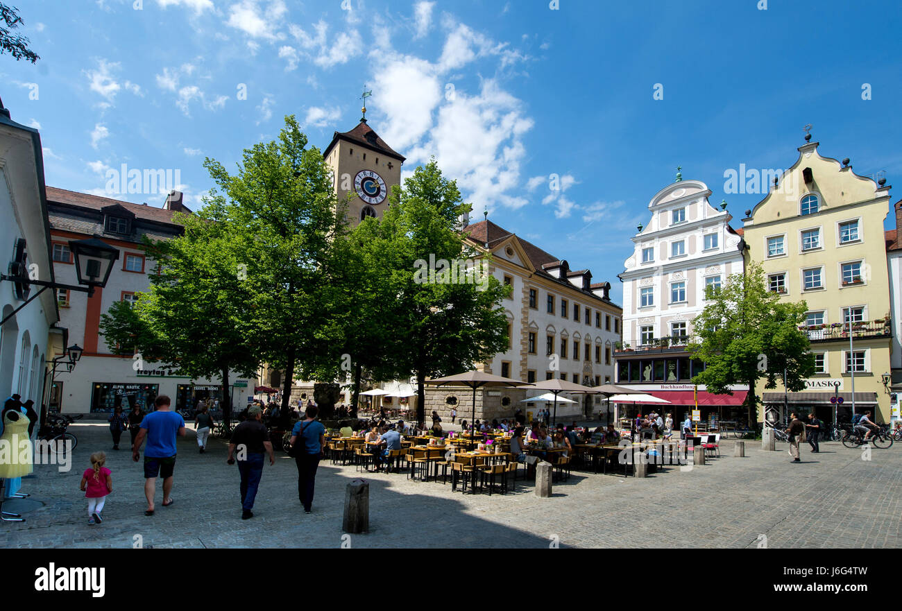 Regensburg, Germany. 19th May, 2017. Looking at the Kohlenmarkt (lit. coal market) in the historic city centre of Regensburg, Germany, 19 May 2017. · NO WIRE SERVICE · Photo: Thomas Eisenhuth/dpa-Zentralbild/ZB/dpa/Alamy Live News Stock Photo
