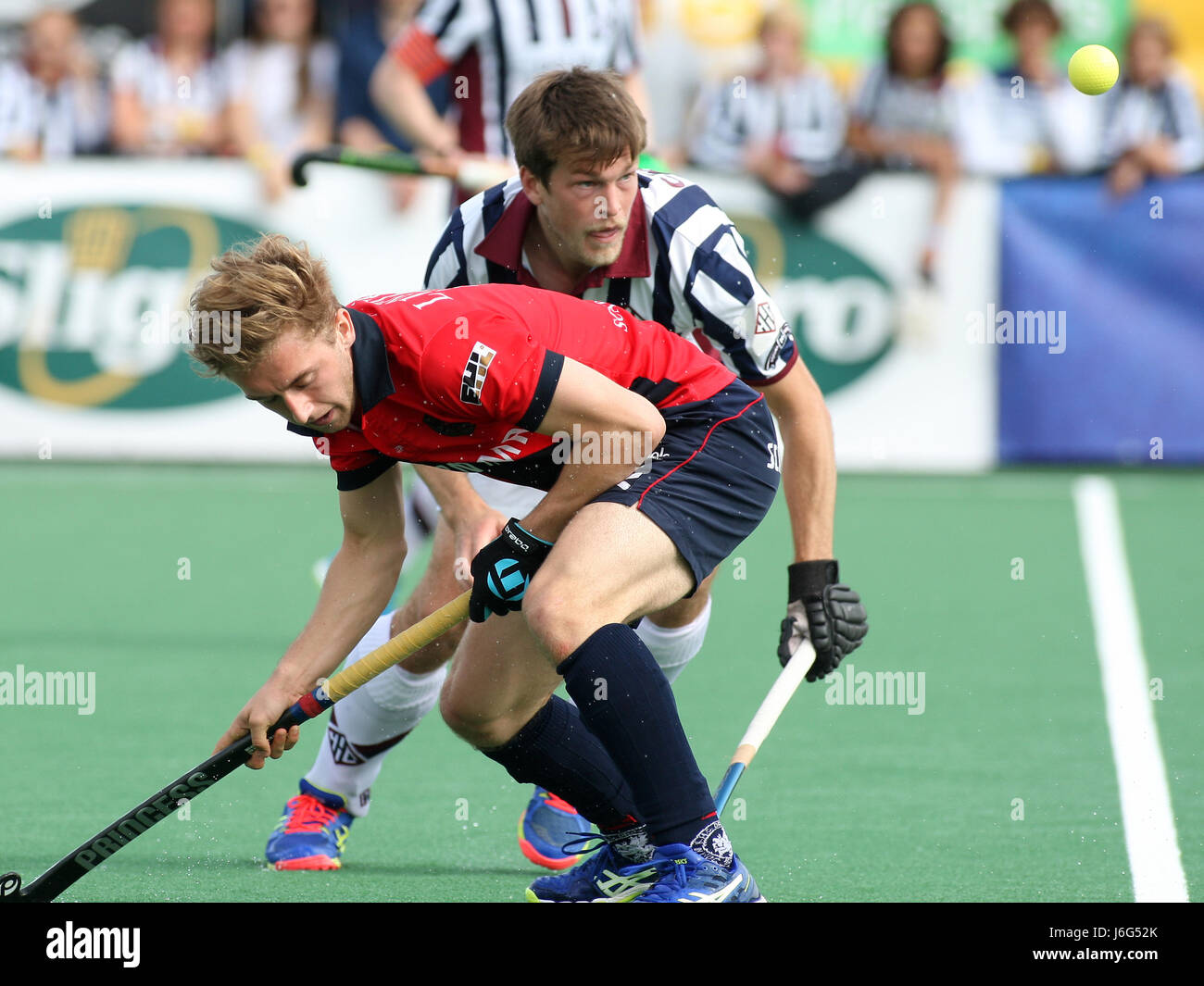 Leuven, Belgium. 21st May, 2017. Hockey final Play-off men Dragons Vs. Herakles, Luyten Thimothy of Dragons and Chils Marcus of Herakles in game actions. Credit: Leo Cavallo/Alamy Live News Stock Photo