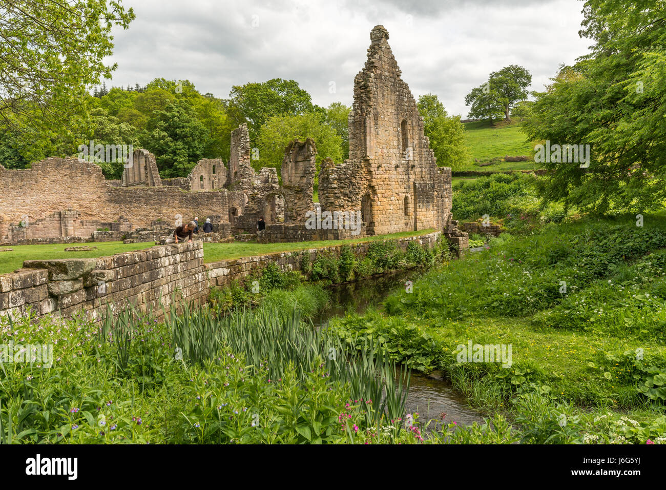 Fountains Abbey, North Yorkshire, UK. 21st May 2017. Families enjoy a